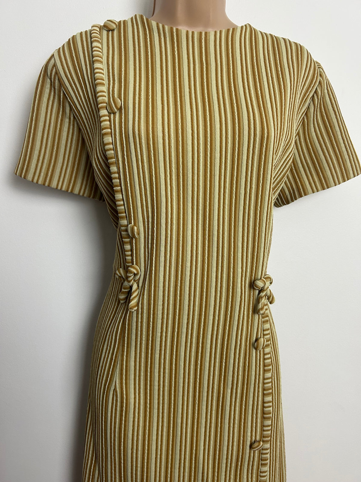 Vintage 1960s Size 16 Tan Brown & Beige Stripe Crimplene Button & Bow Detail Shift Mod Dress