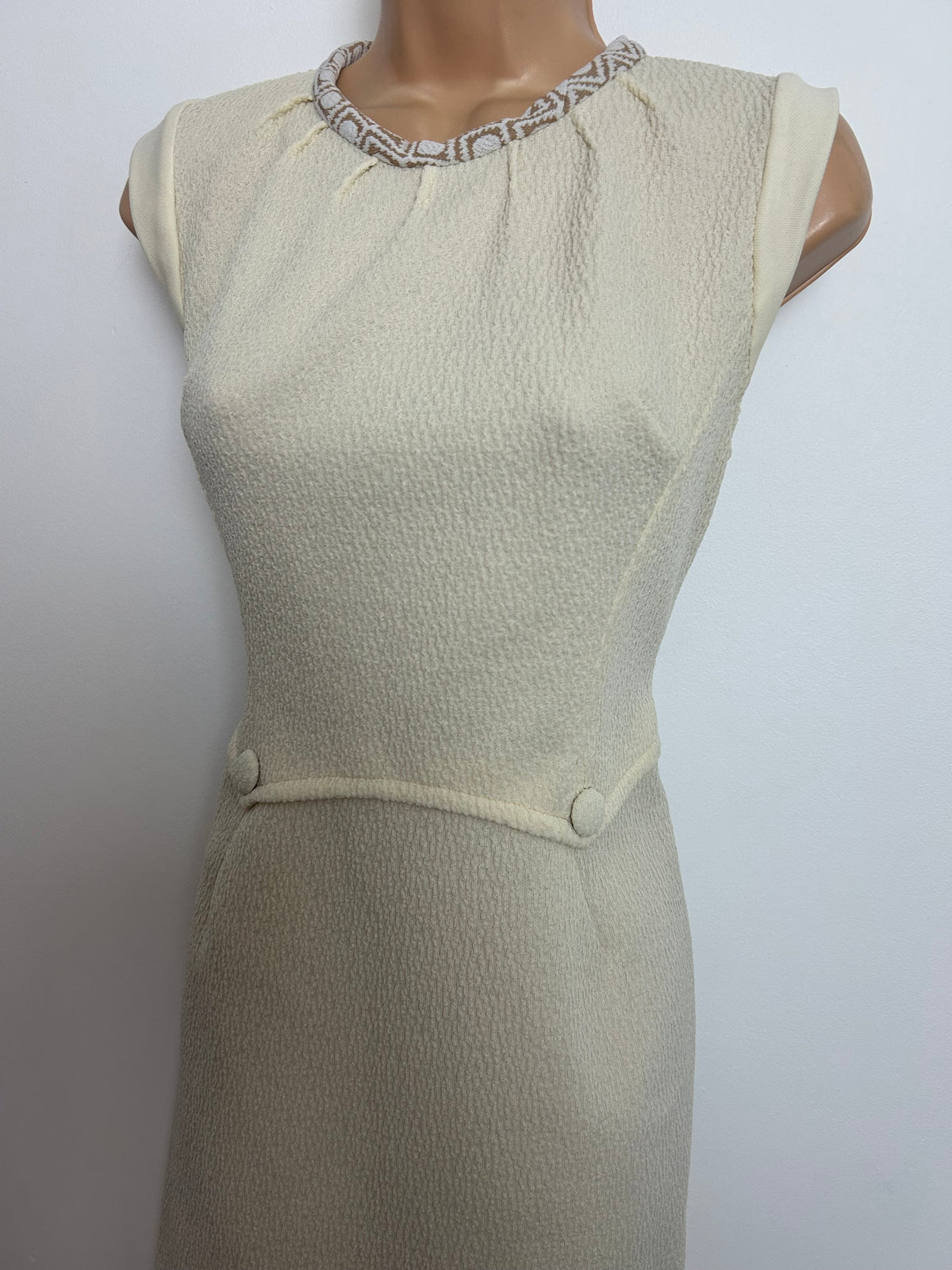 Vintage 1960s Size 10 Cream Textured Crimplene Mod Shift Dress