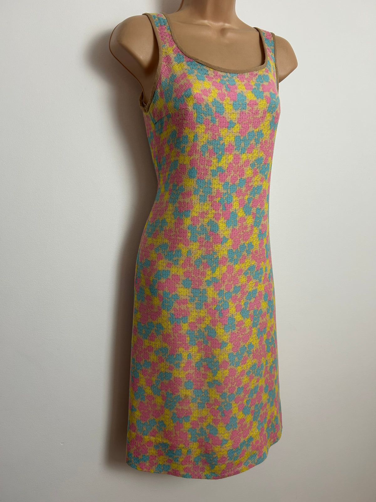 Vintage 1960s Size 6 Beige Pink Blue & Yellow Abstract Print Knitted Day Dress