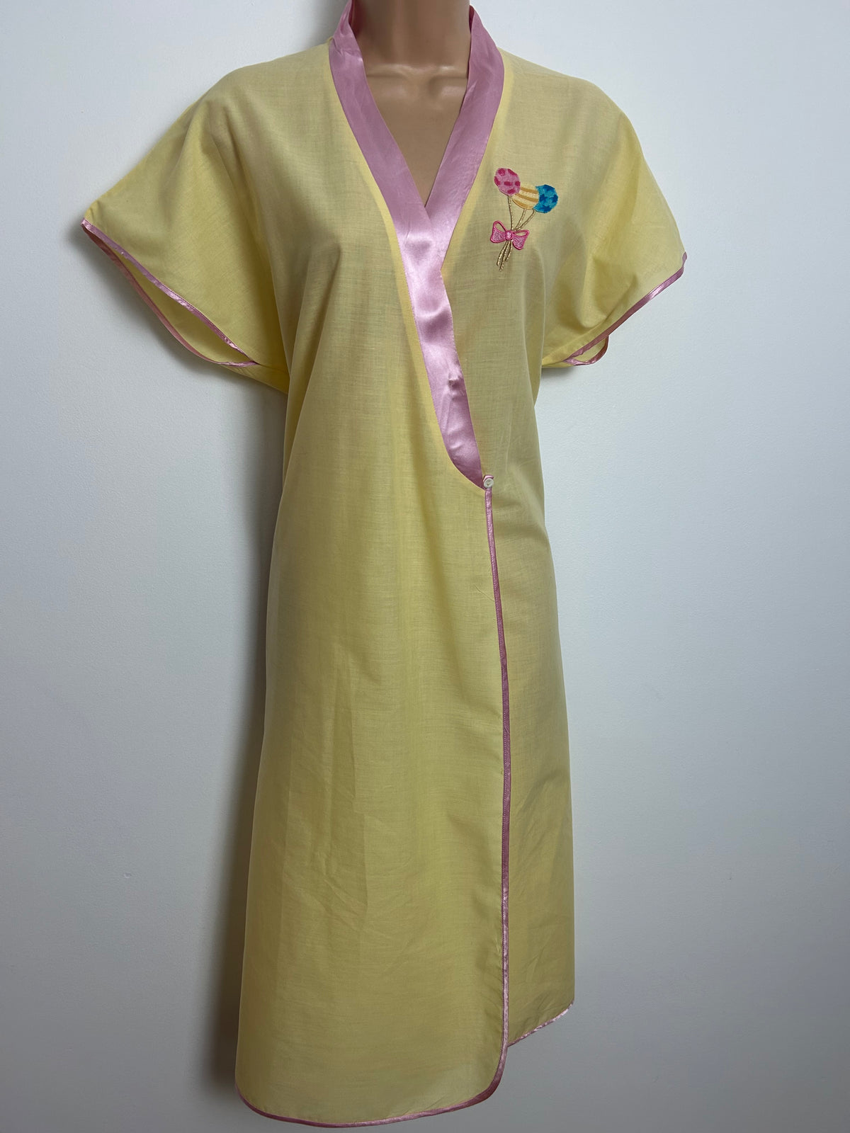 Vintage 1980s Size 10-12 Lemon & Pink Satin Trim Embroidered Balloon Motif Detail Wrap Style Dressing Gown
