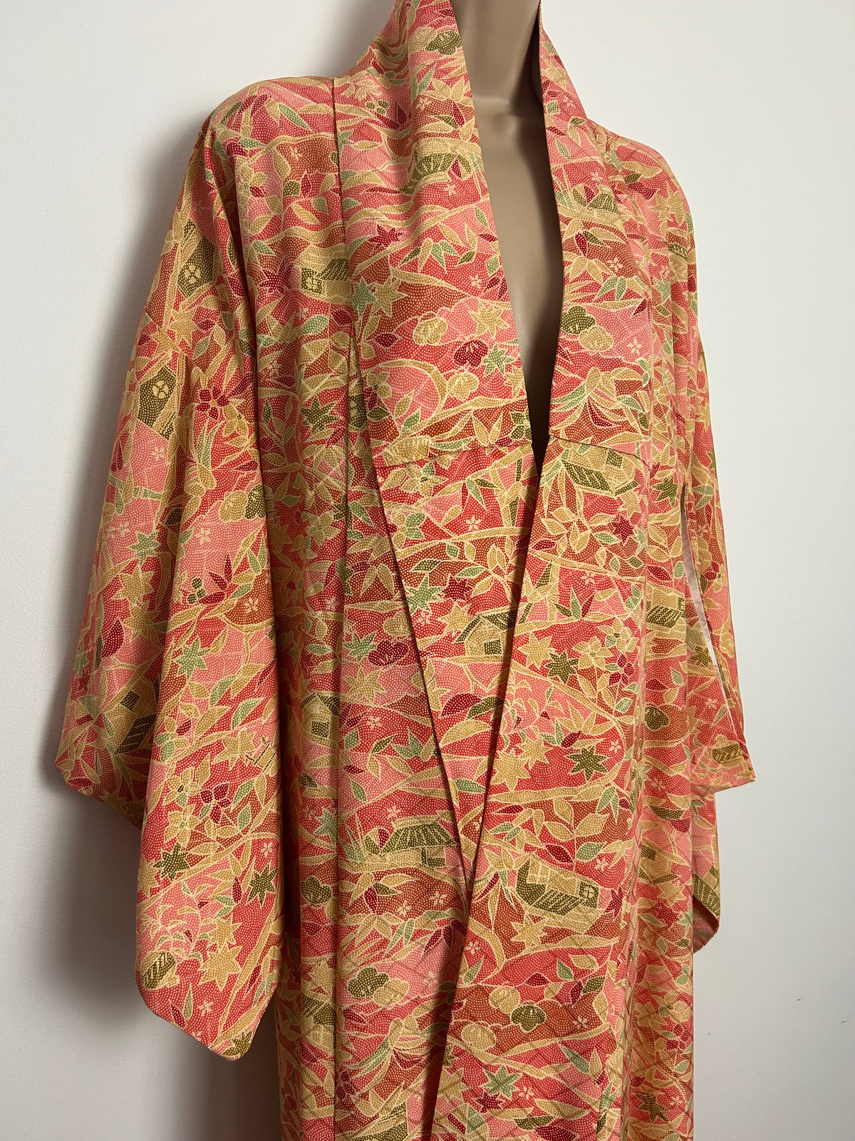 Vintage Japanese Up To Size 16/18 Pink Red Beige & Green Leaf & Hut Print Full Length Kimono