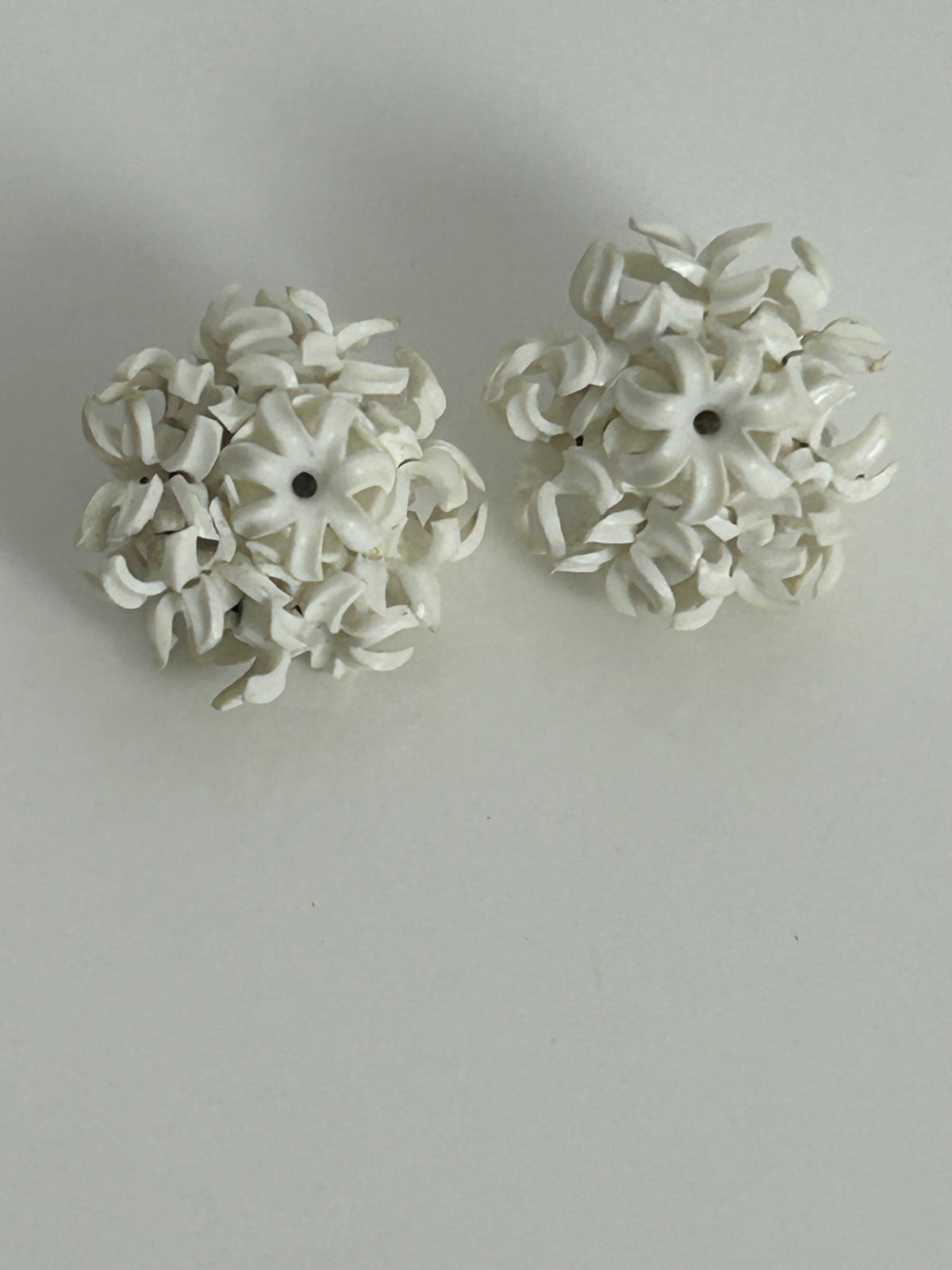 Vintage 1960s White Plastic Flower Edelweiss Clip On Earrings
