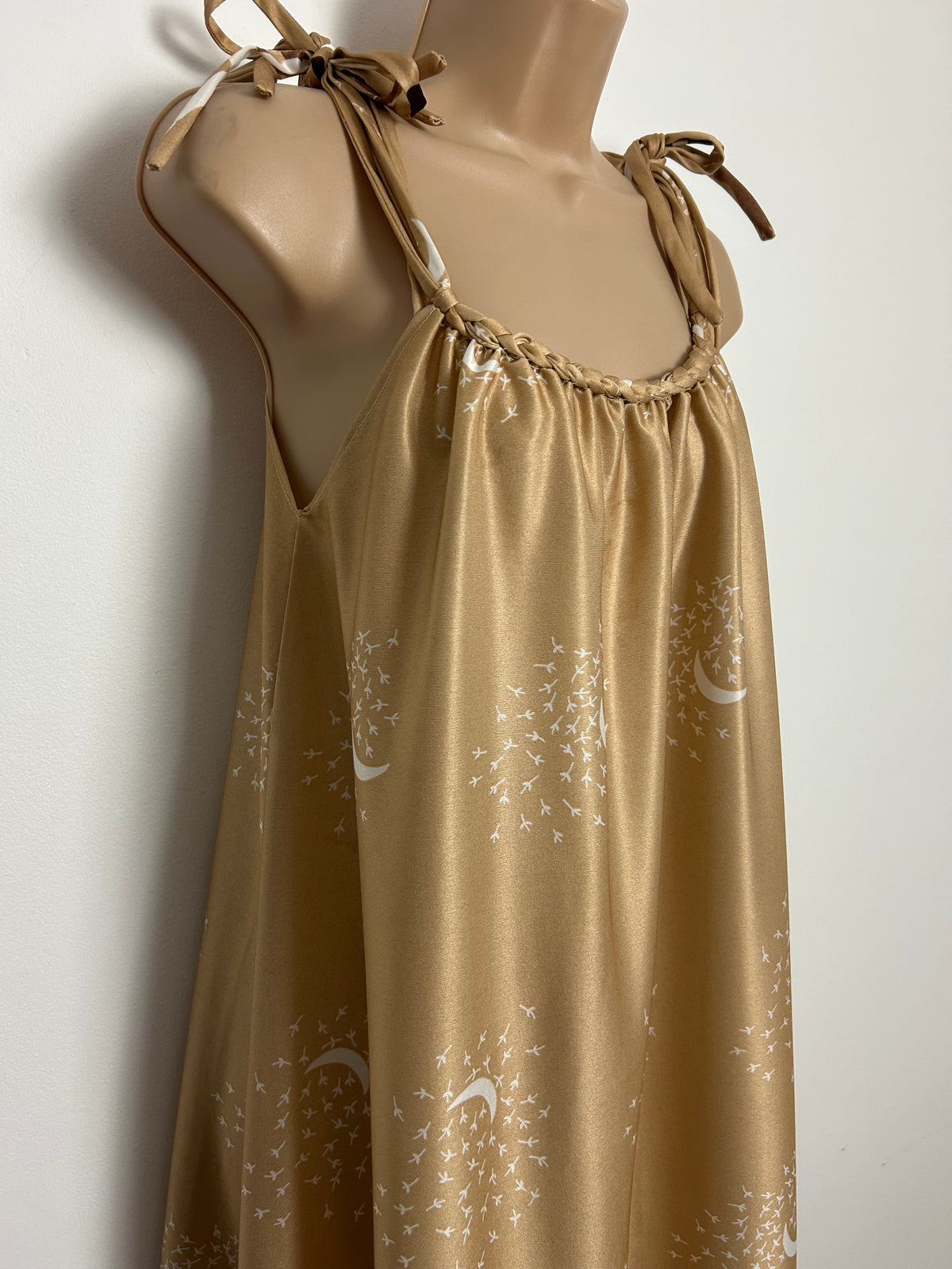 Vintage 1970s Size 10-12 Beige Brown & White Elephant & Star Print Tie Shoulder Summer Smock Dress