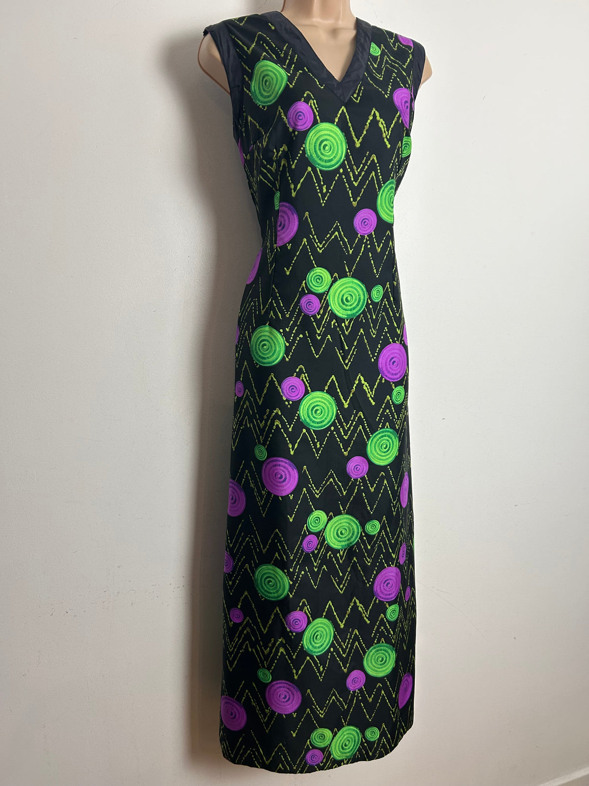 Vintage 1970s Size 14 Black Green & Purple Abstract Circle & Zig Zag Print Sleeveless Maxi Dress