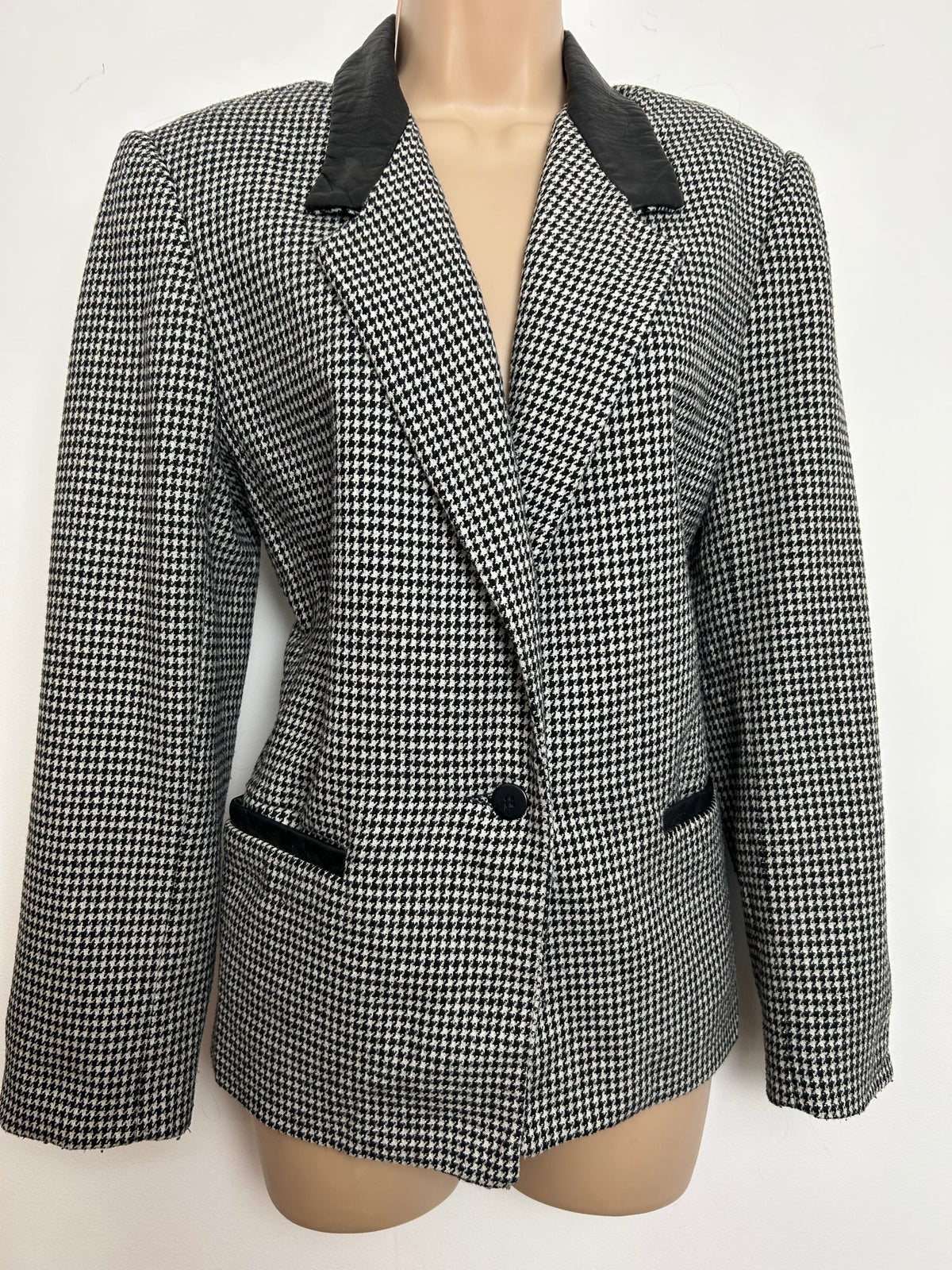 Vintage ADOLFO ATELIER Size 12 Black & White Dogtooth Check Wool Mix Leatherette Trim Blazer
