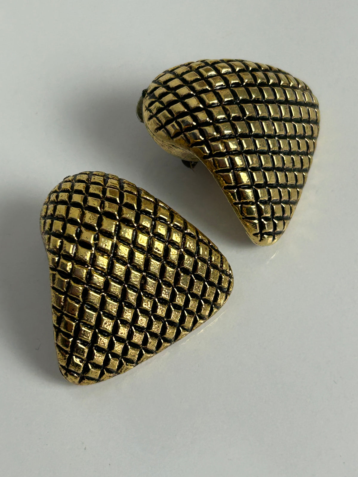 Vintage 1960s Lightweight Gold Tone Diamond Cutwork Clip On Earrings