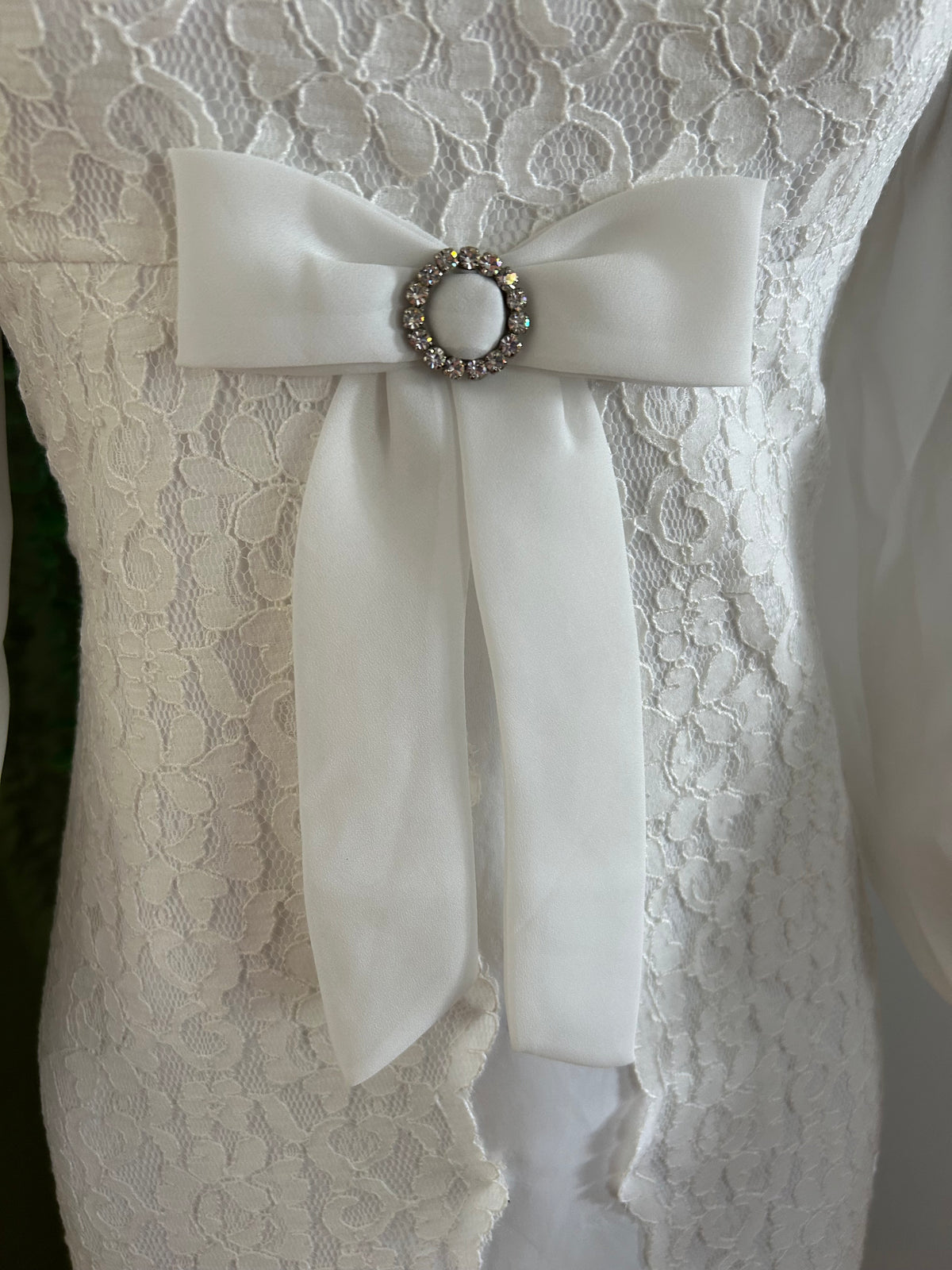 Vintage 1960s Size 10 White Lace & Satin Bow Detail Long Sleeve Wedding Dress
