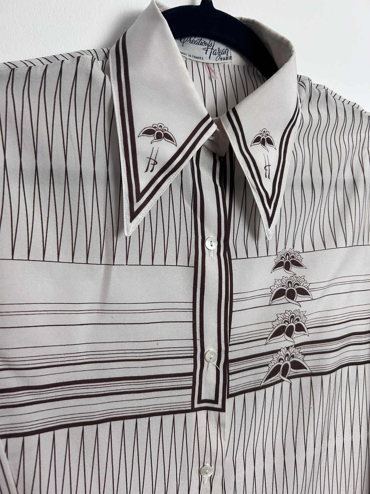 Vintage 1970s CREATIONS HAZAH UK Size 14 Off White & Brown Stripe & Leaf Print Dagger Collar Long Sleeve Shirt