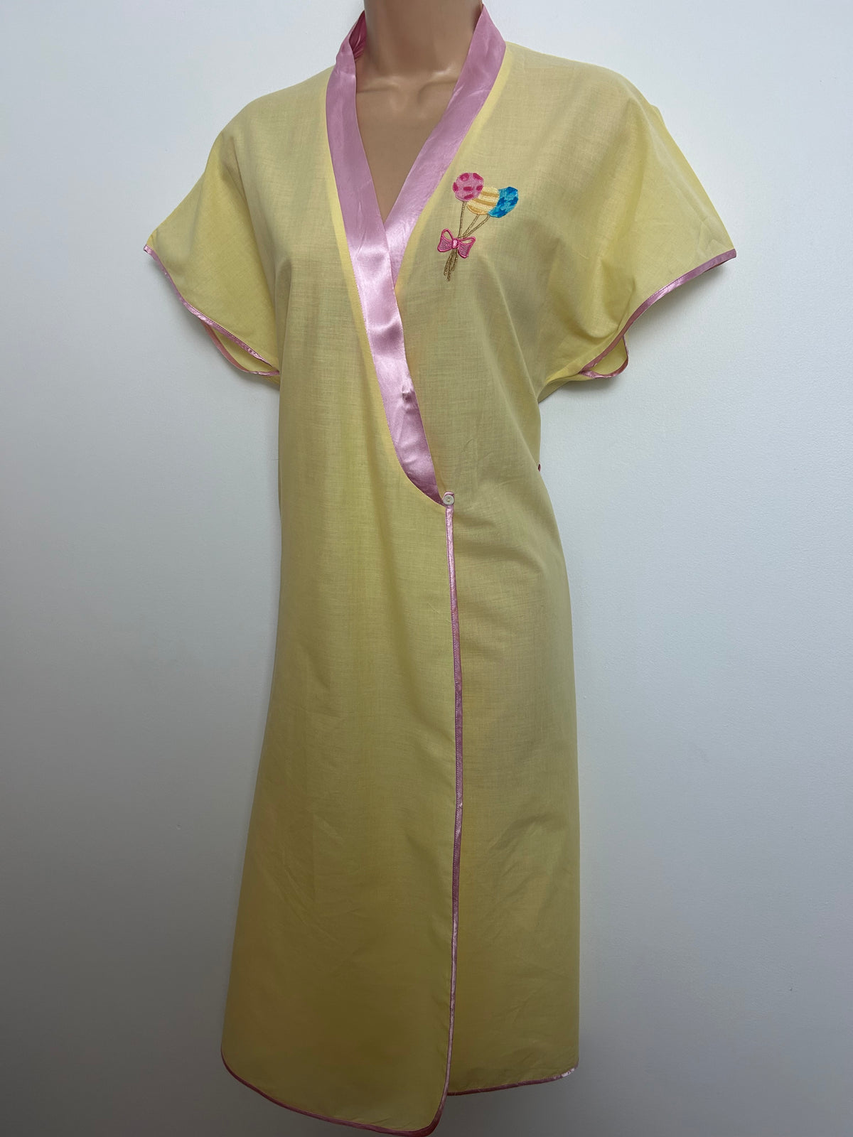 Vintage 1980s Size 10-12 Lemon & Pink Satin Trim Embroidered Balloon Motif Detail Wrap Style Dressing Gown