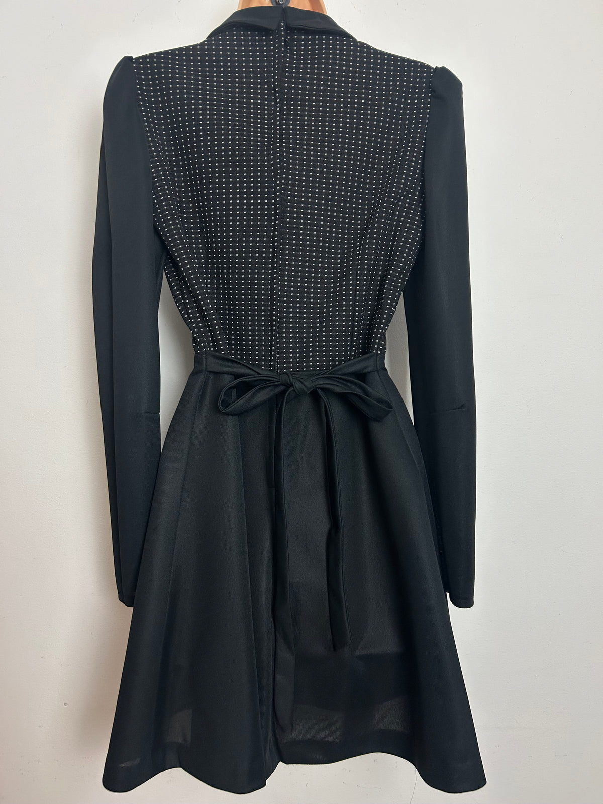 Vintage 1970s Size 8 Black Polka Dot Wide Collar Long Sleeve Tie Back Fit & Flare Mod Dress