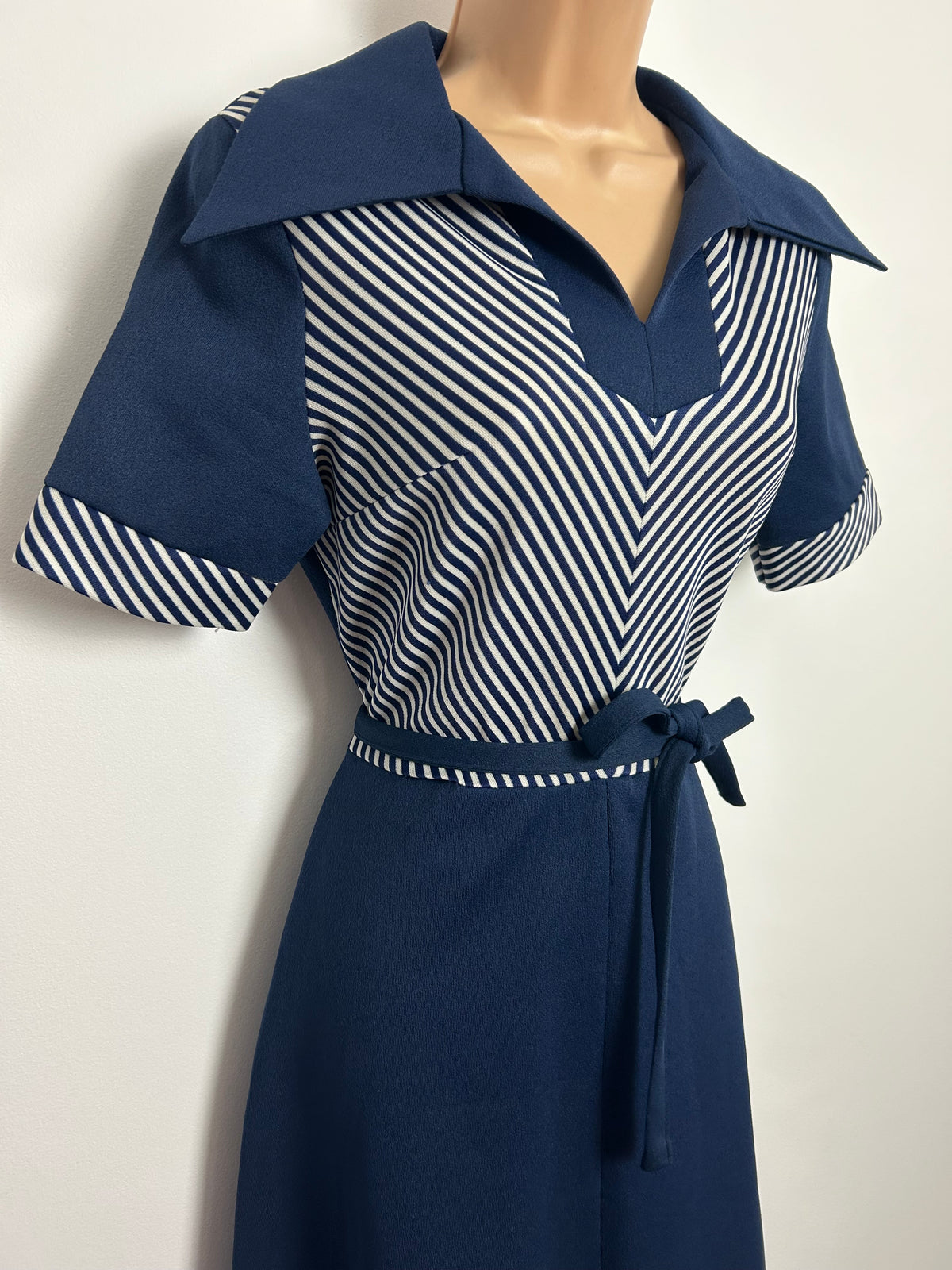 Vintage 1970s Size 10 Navy Blue & White Chevron Stripe Belted Mod Day Dress