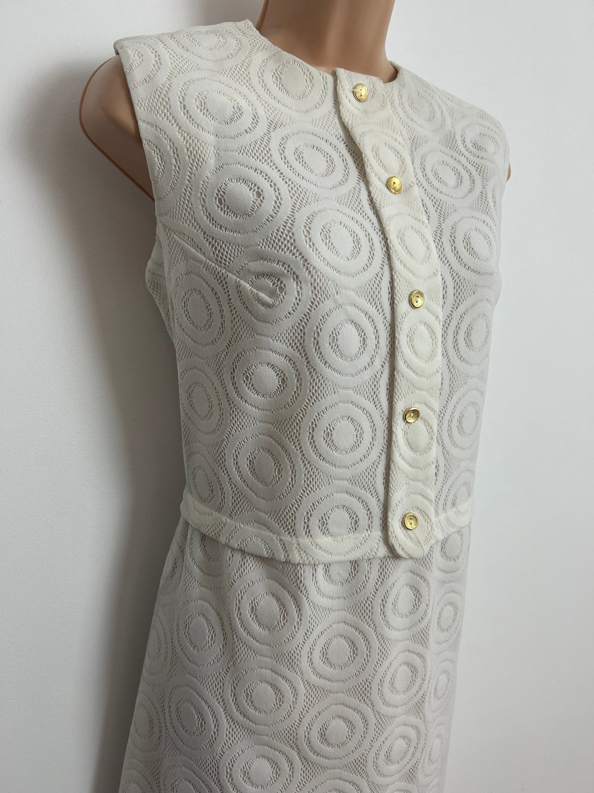 Vintage 1960s Size 14 White Lace Effect Sleeveless Summer Mod Shift Dress