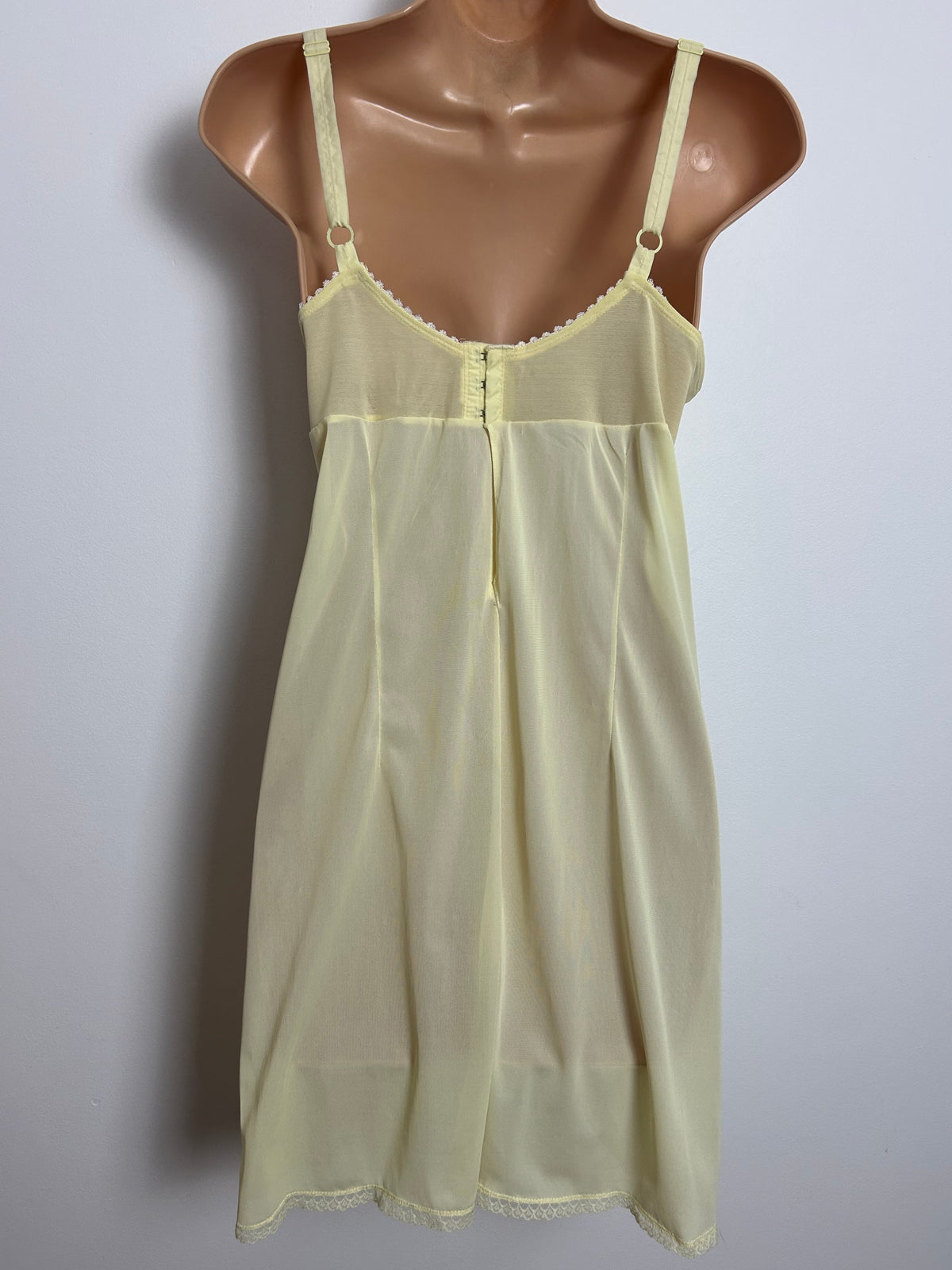 Vintage 1960s TRIUMPH INTERNATIONAL Size 36B Lemon Lace Underwired Slip