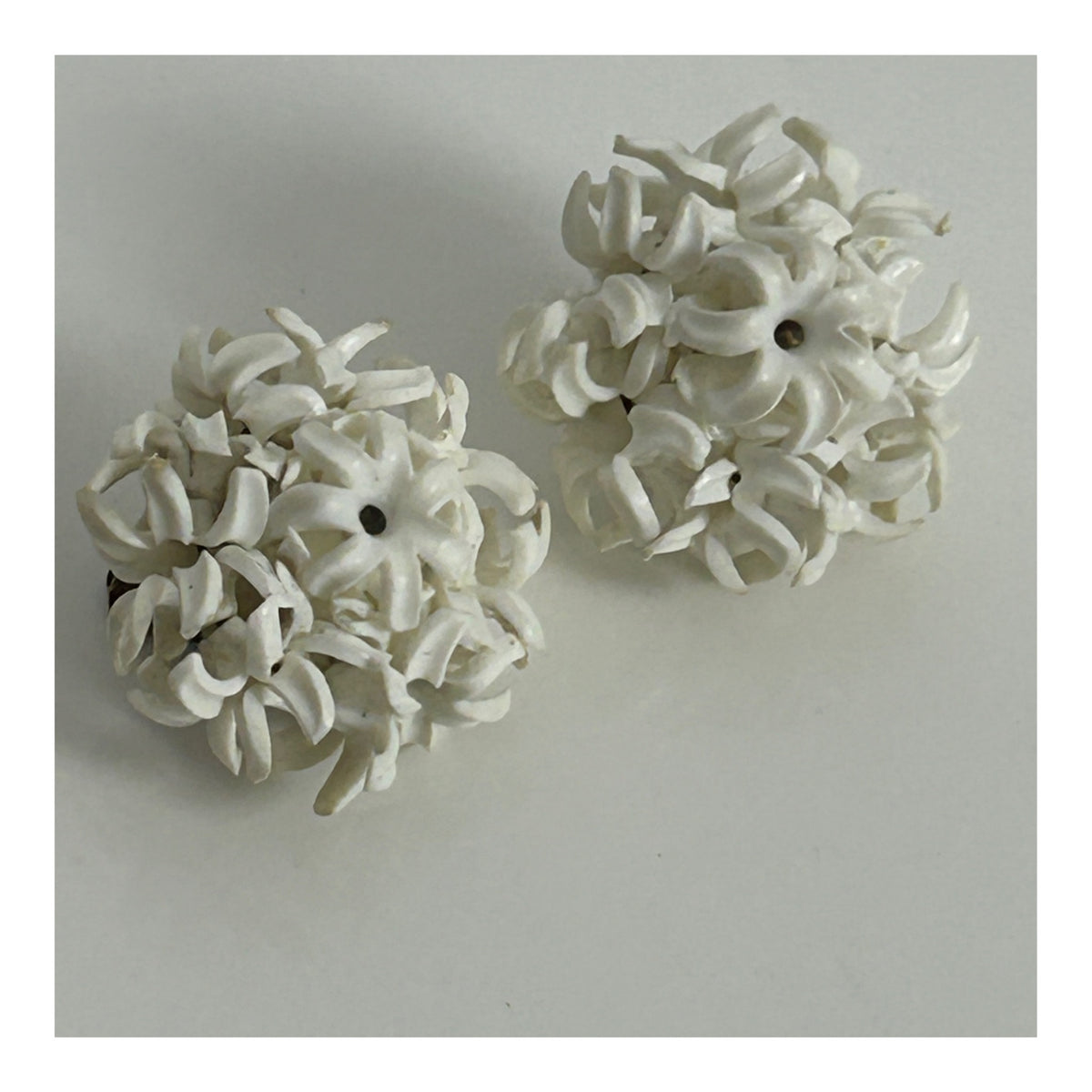 Vintage 1960s White Plastic Flower Edelweiss Clip On Earrings