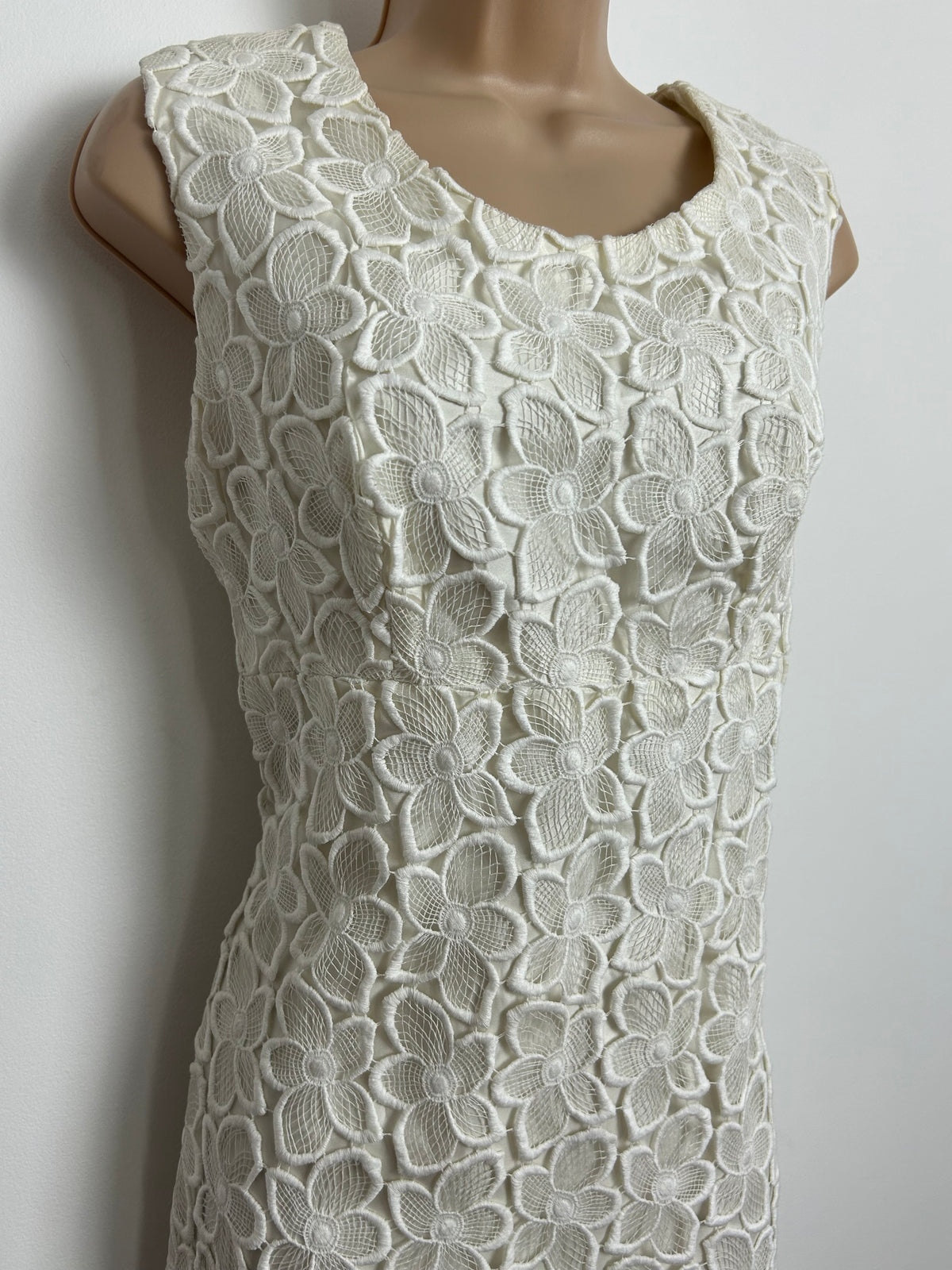 Vintage 1960s VERA MONT PARIS Size 10 White Embroidered Lace Fully Lined Occasion Mod Shift Dress