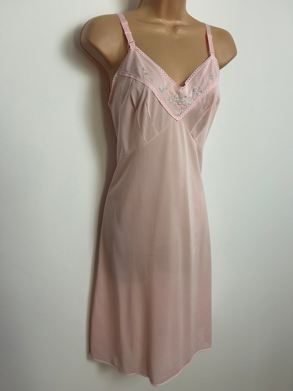Vintage 1960s ARISTOCRAFT Size 12-14 Pretty Pale Pink Embroidered Detail Slip