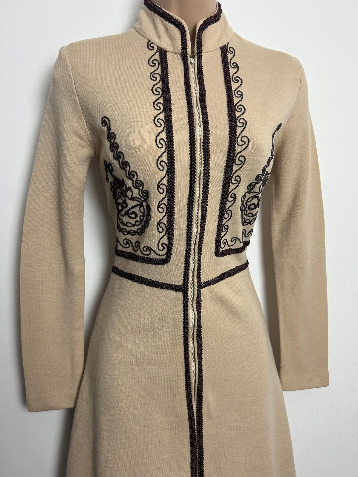 Vintage Early 1970 LOUIS CARING Size 6 Beige & Brown Braid Trim Zip Front Long Sleeve Dress