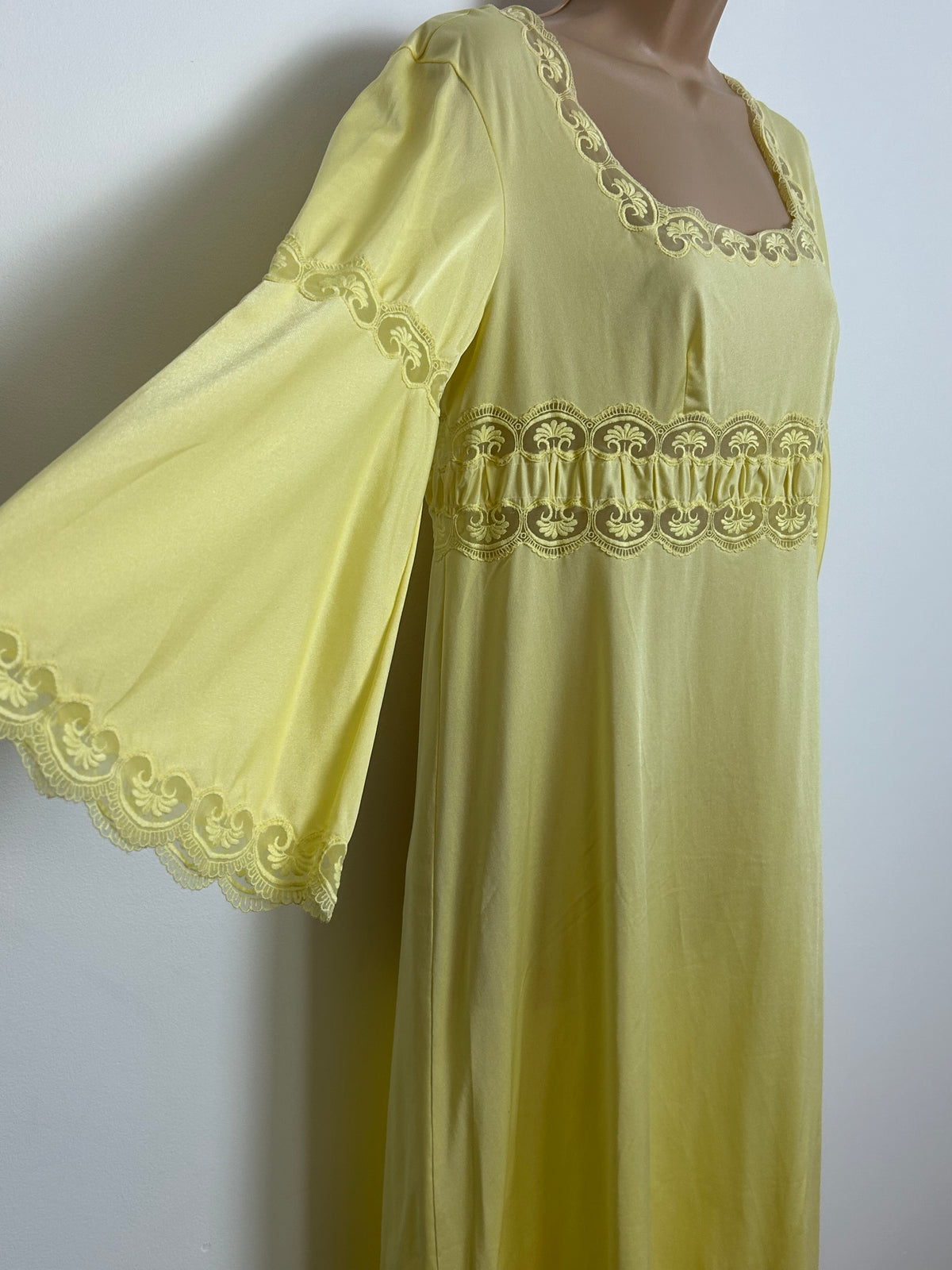 Vintage 1970s BIANCHERIA DI LUSSO Size 12 Cute Nylon Lace Panels Night Dress