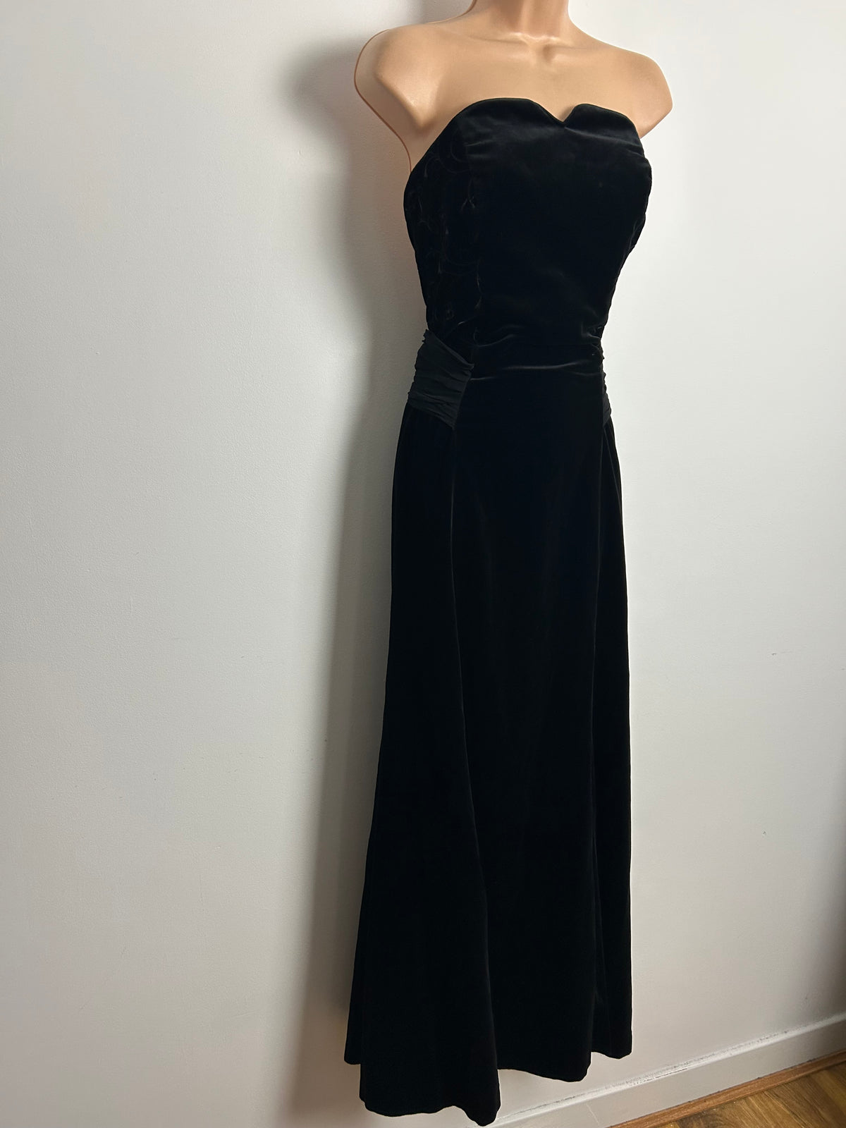 Vintage 1980s LAURA ASHLEY Size 10 Black Velvet Strapless Bones Fitted Occasion Evening Ballgown