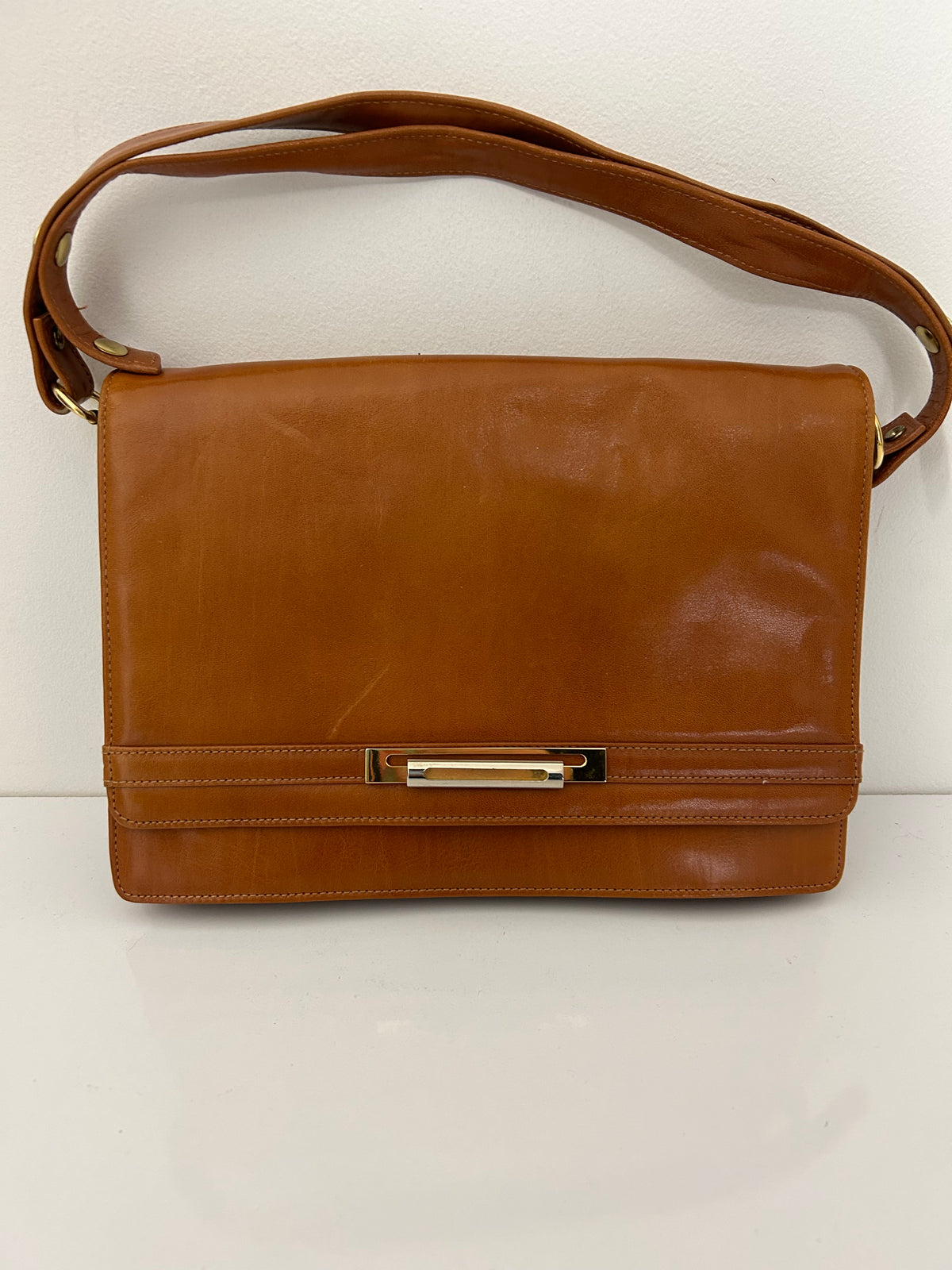Vintage 1980s Tan Brown Gold Tone Leather Shoulder Bag With Adjustable Shoulder Strap