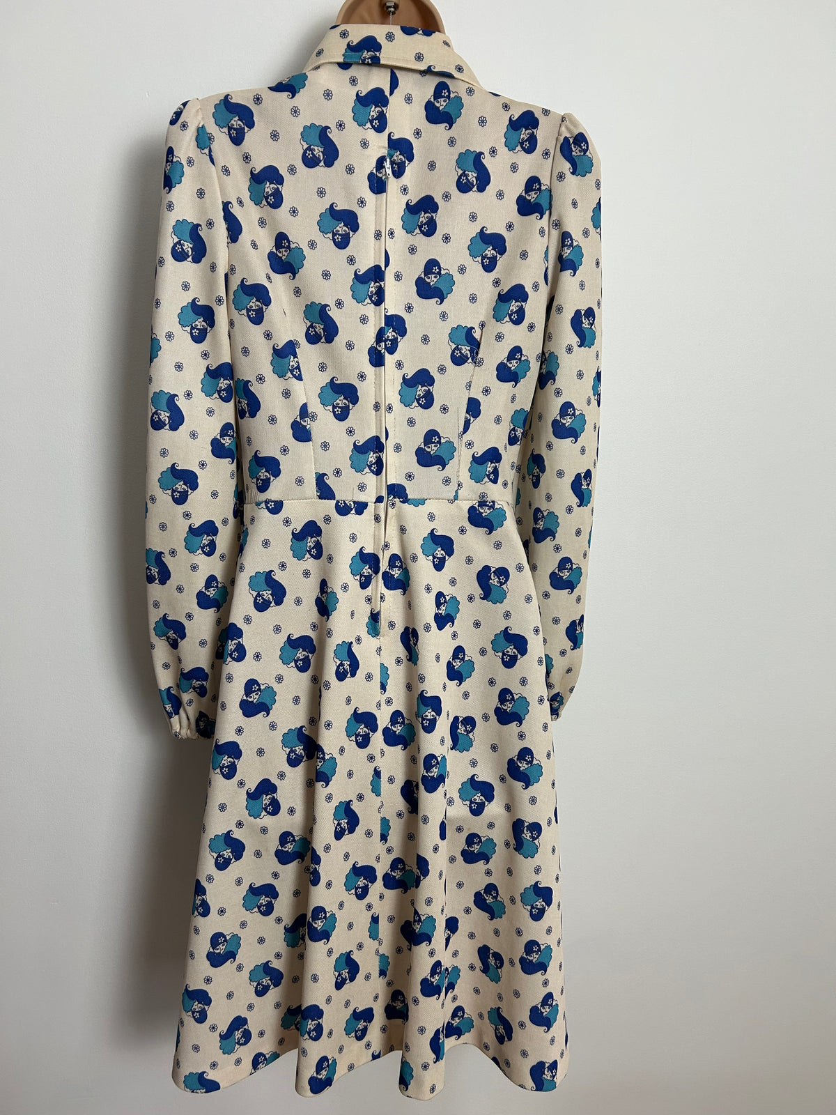Vintage 1970s JON ADAMS UK Size 8 Cream & Blue Tones 1920s Face Novelty Print Long Sleeve Day Dress