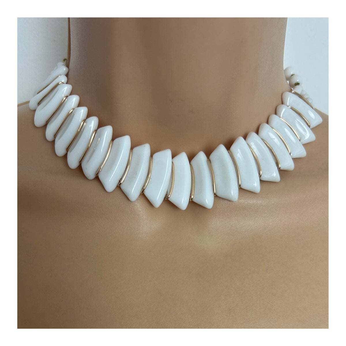 Vintage 1950s/1960s White Milk Glass Deco Style Choker Necklace