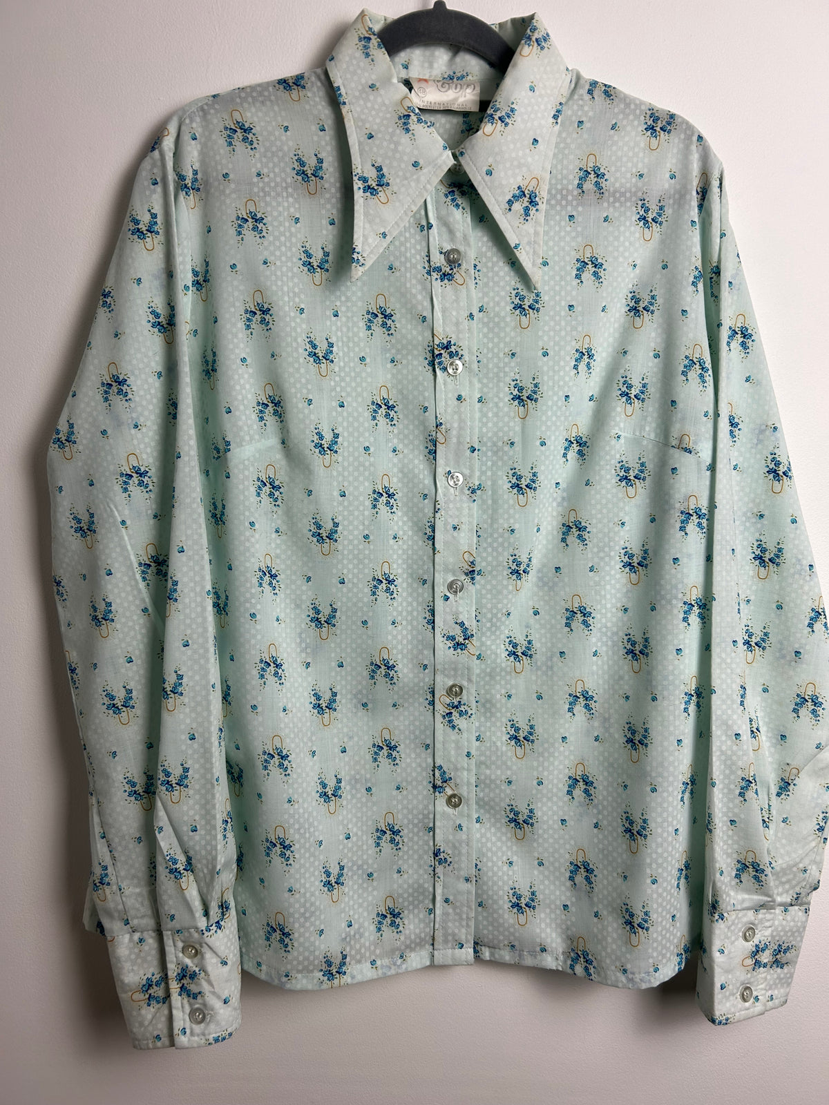 Vintage 1970s Size 16 Pale Blue Flowers & Vase Print Cotton Mix Long Sleeve Dagger Collar Shirt