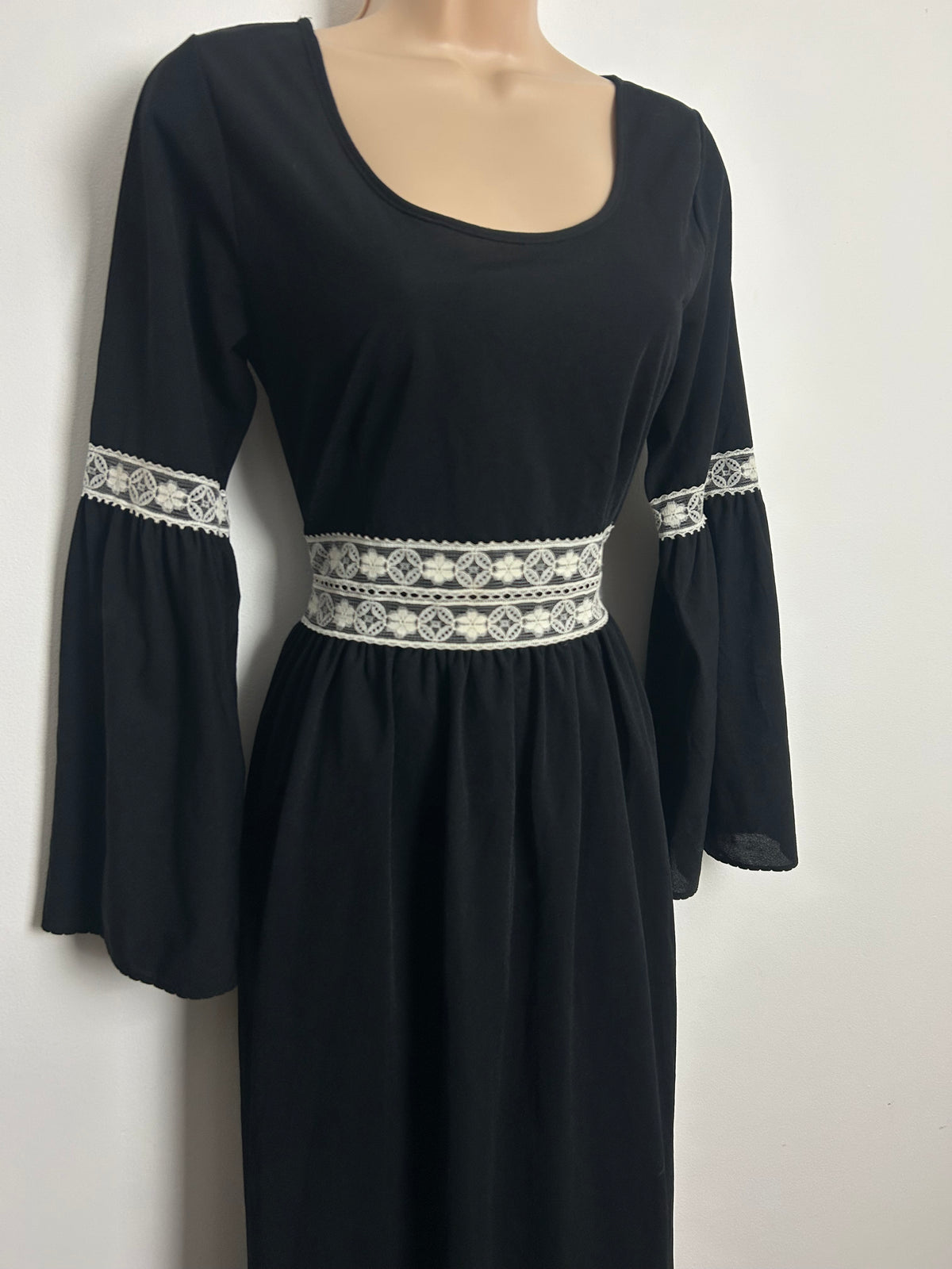 Vintage 1970s Size 8 Black & White Lace Trim Long Sleeve Lightweight Maxi Dress