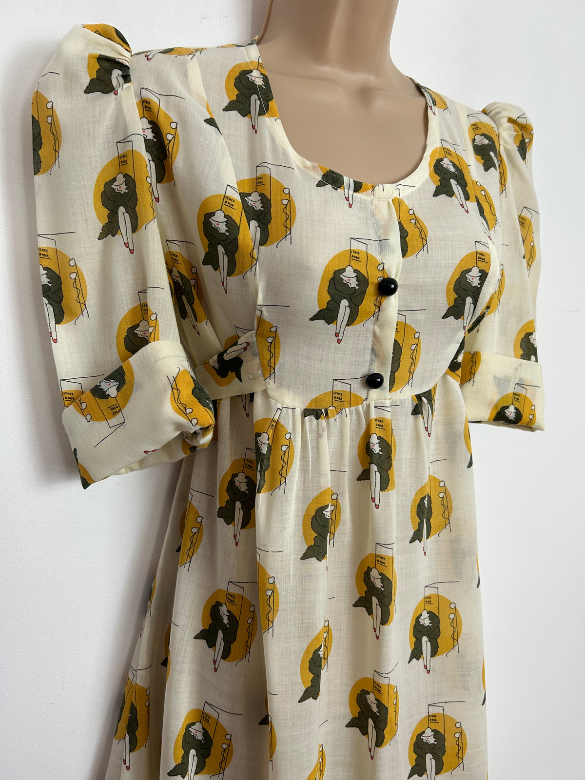 Vintage 1970s Size 10 Gorgeous Cream Grey & Mustard Yellow Glam Lady At Stage Door Novelty Print Mini Dress`
