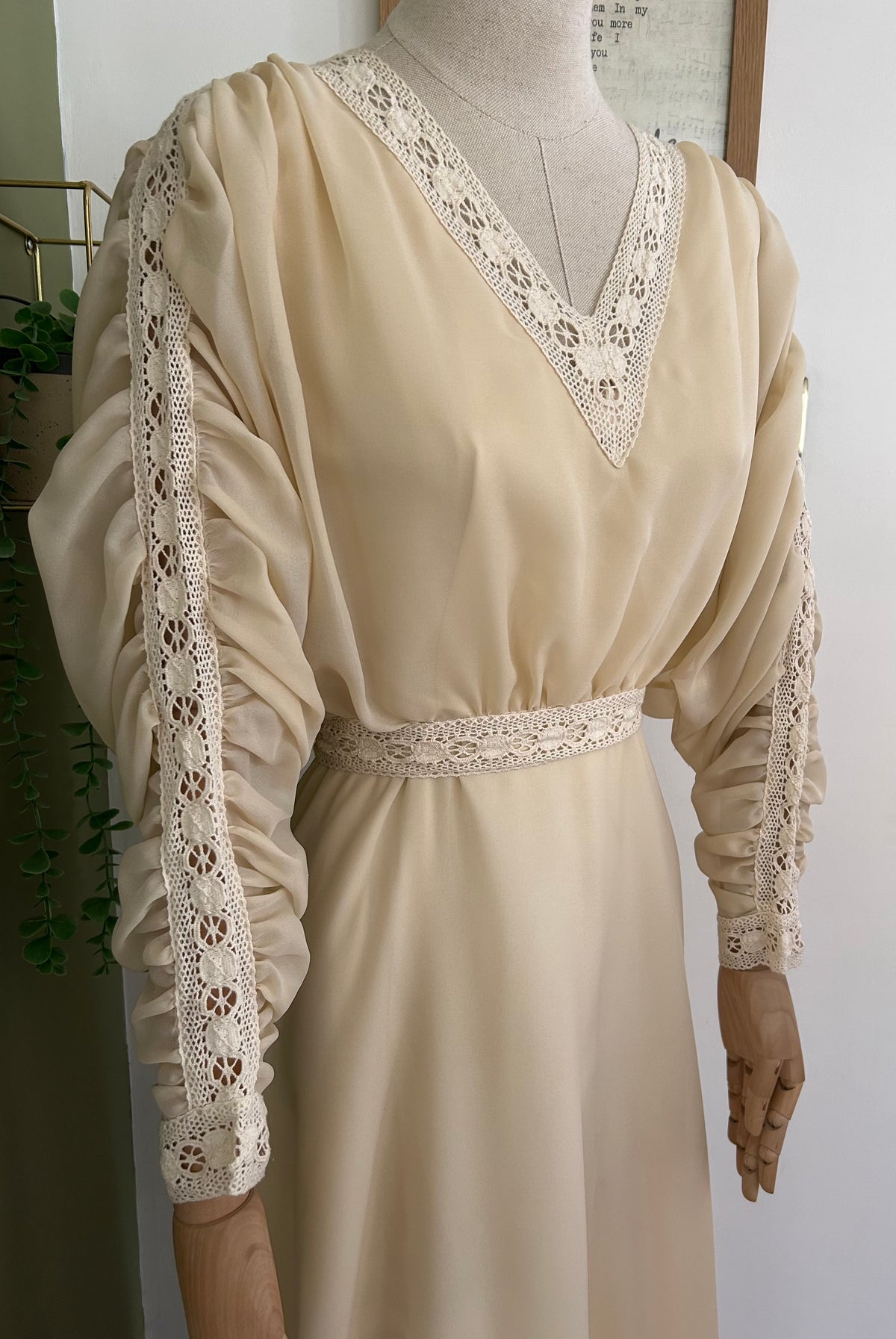 Vintage 1970s Size 6-8 Beautiful Cream Lace Trim Mock 2 Piece Long Ruched Sleeve Wedding Summer Occasion Dress/Gown