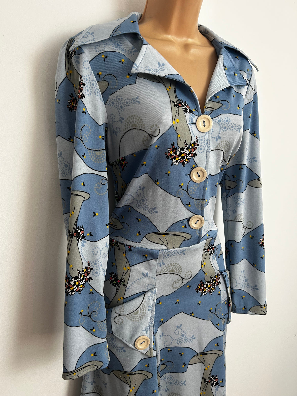 Vintage Early 1970s Size 12 Pale Blue Tones Stylised Art Deco Fashion Illustration Print Dagger Collar Day Dress