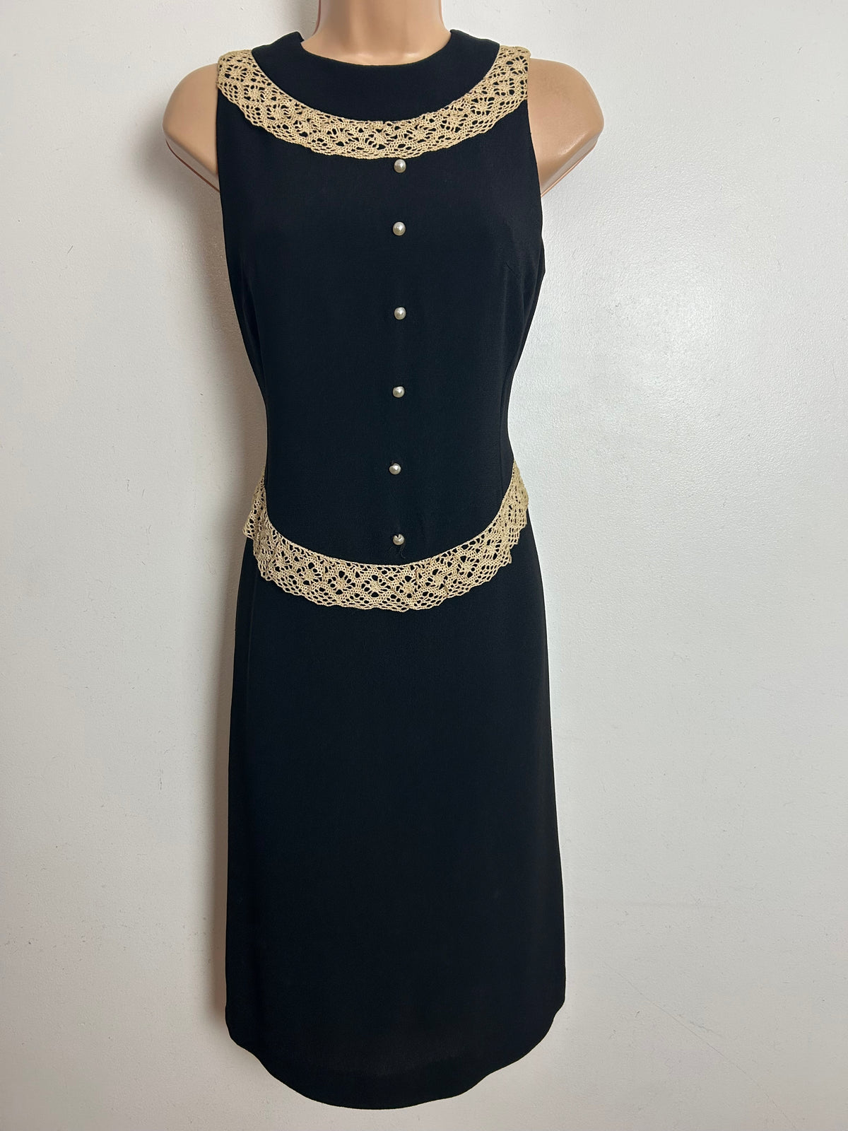 Vintage 1960s Size 10-12 Black & Cream Lace Trim Sleeveless Mod Shift Dress