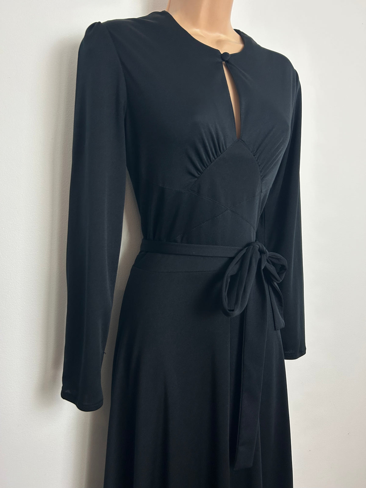 Vintage 1970s BETTY BARCLAY Size 10 Black Keyhole Long Sleeve Belted Maxi Dress
