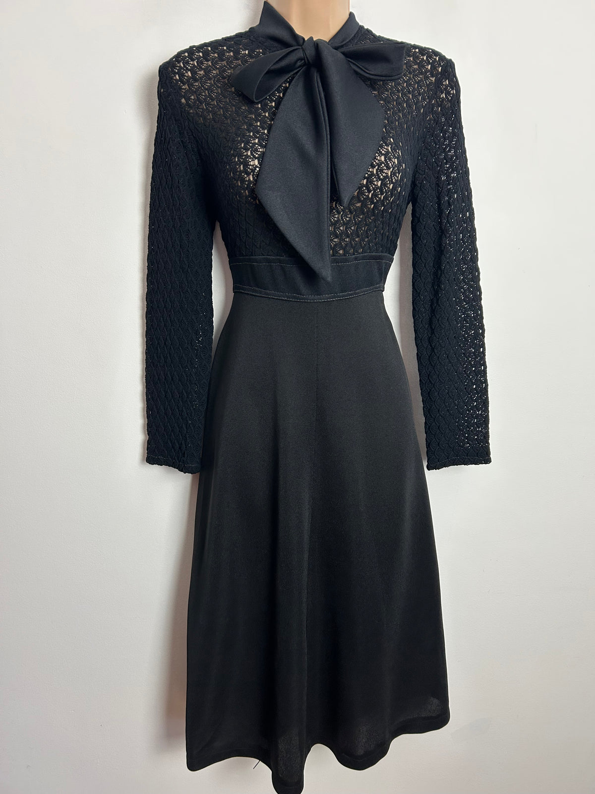 Vintage 1970s UK Size 6-8 Black Stretch Lace Bodice Pussy Bow Long Sleeve Mod Dress