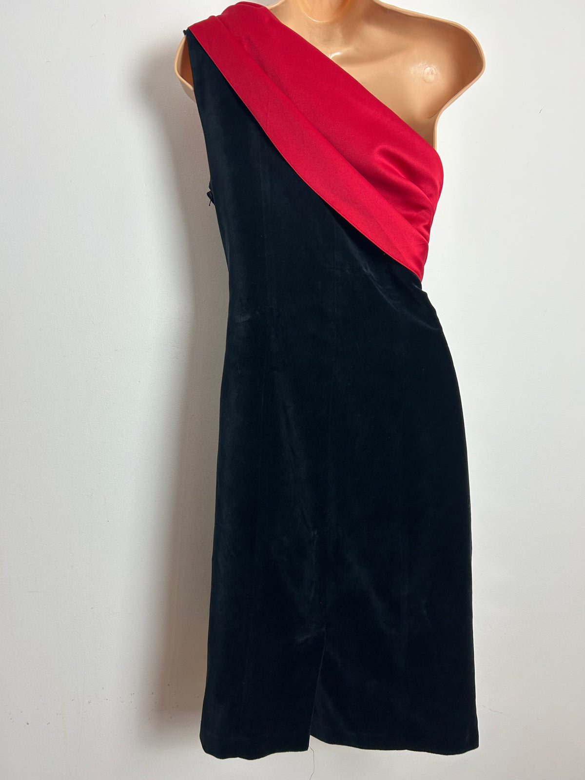 Vintage 1980s OPERA BY RICHARDS Size 12 Black Velvet & Red Satin One Shoulder Fitted Cocktail Party Dress