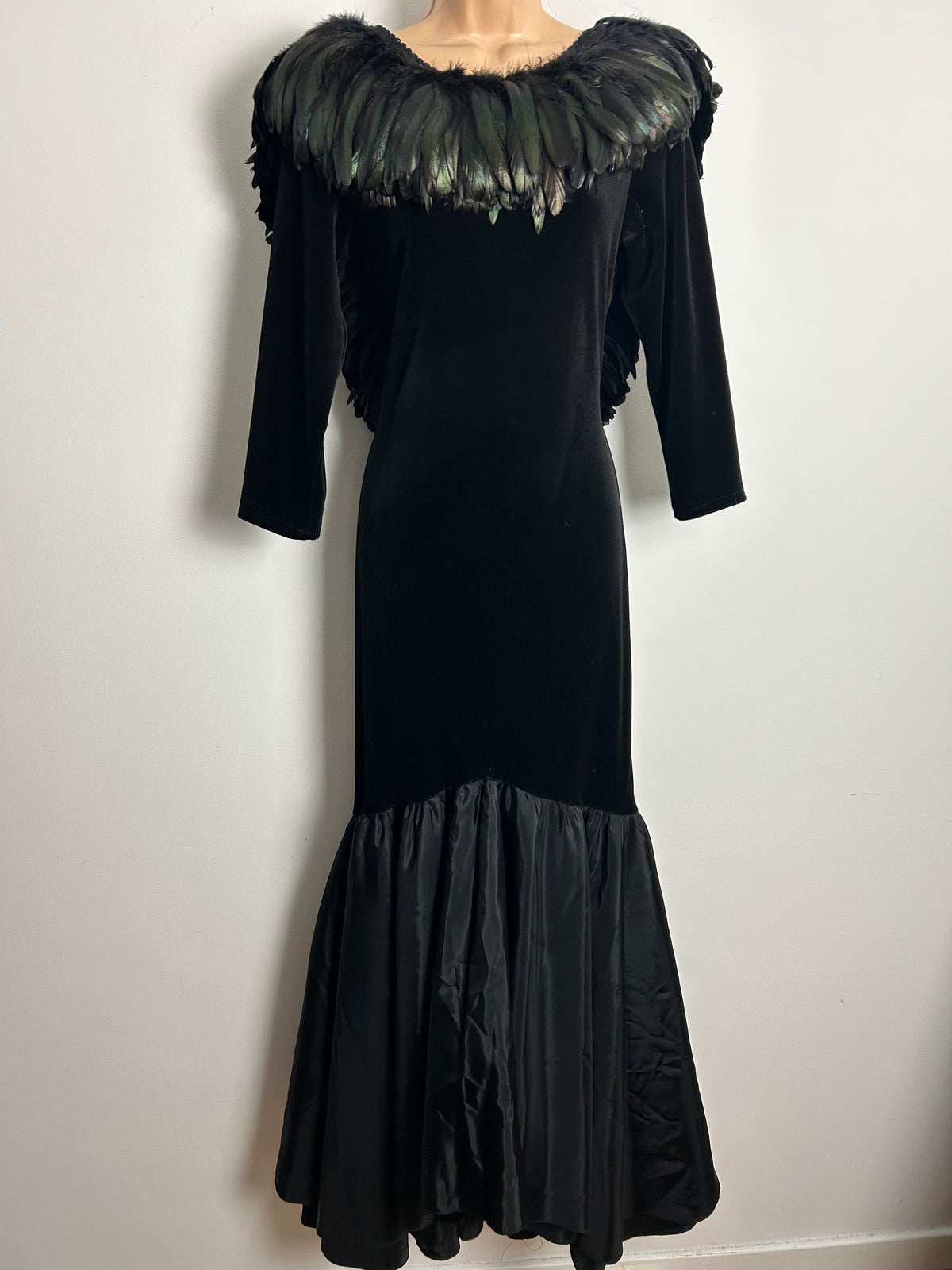 Vintage 1980s AMAZING Ann Green Size 12 (L) Black & Green Iridescent Feather Fitted Wiggle Cocktail Evening Ballgown