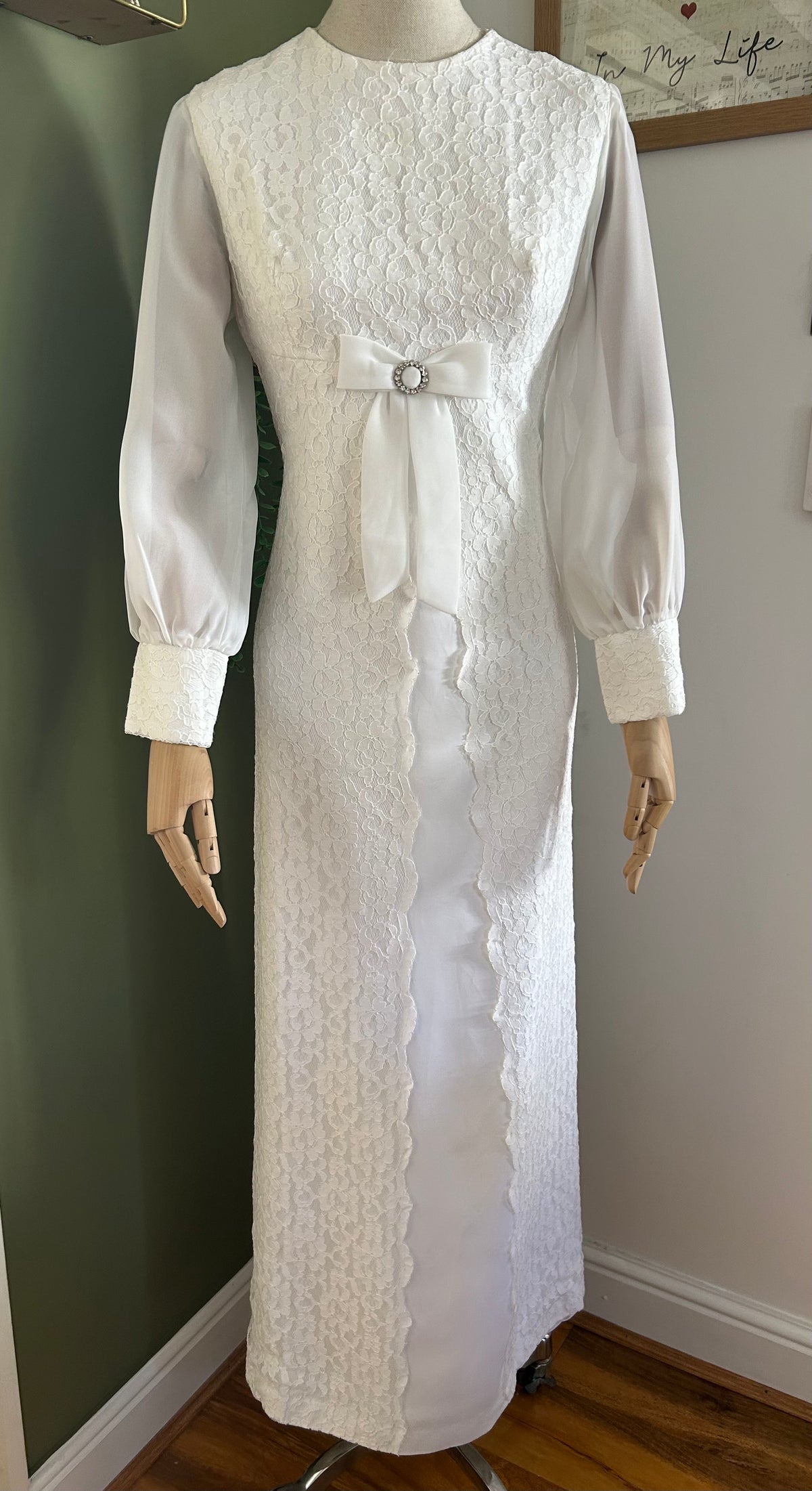 Vintage 1960s Size 10 White Lace & Satin Bow Detail Long Sleeve Wedding Dress