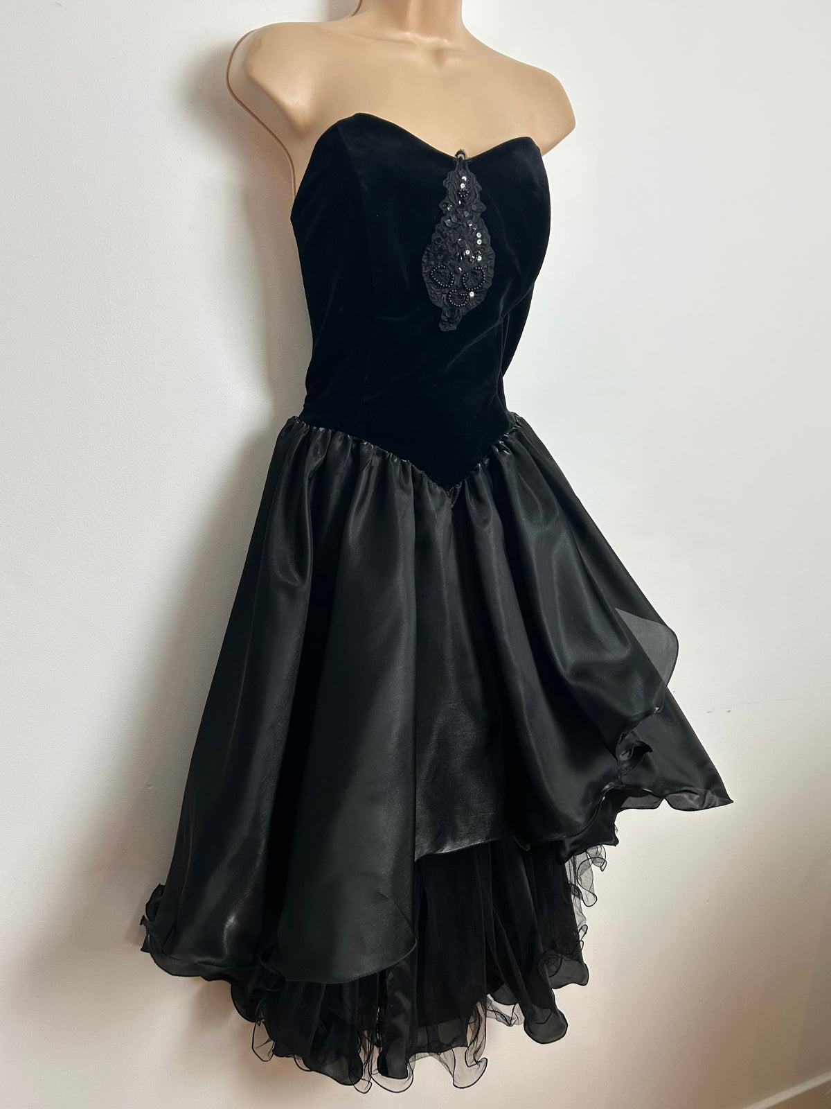 Vintage 1980s SINAC Size 8 Black Velvet & Taffeta Strapless Boned Bead Applique Detail Dipped Hem Party Prom Dress