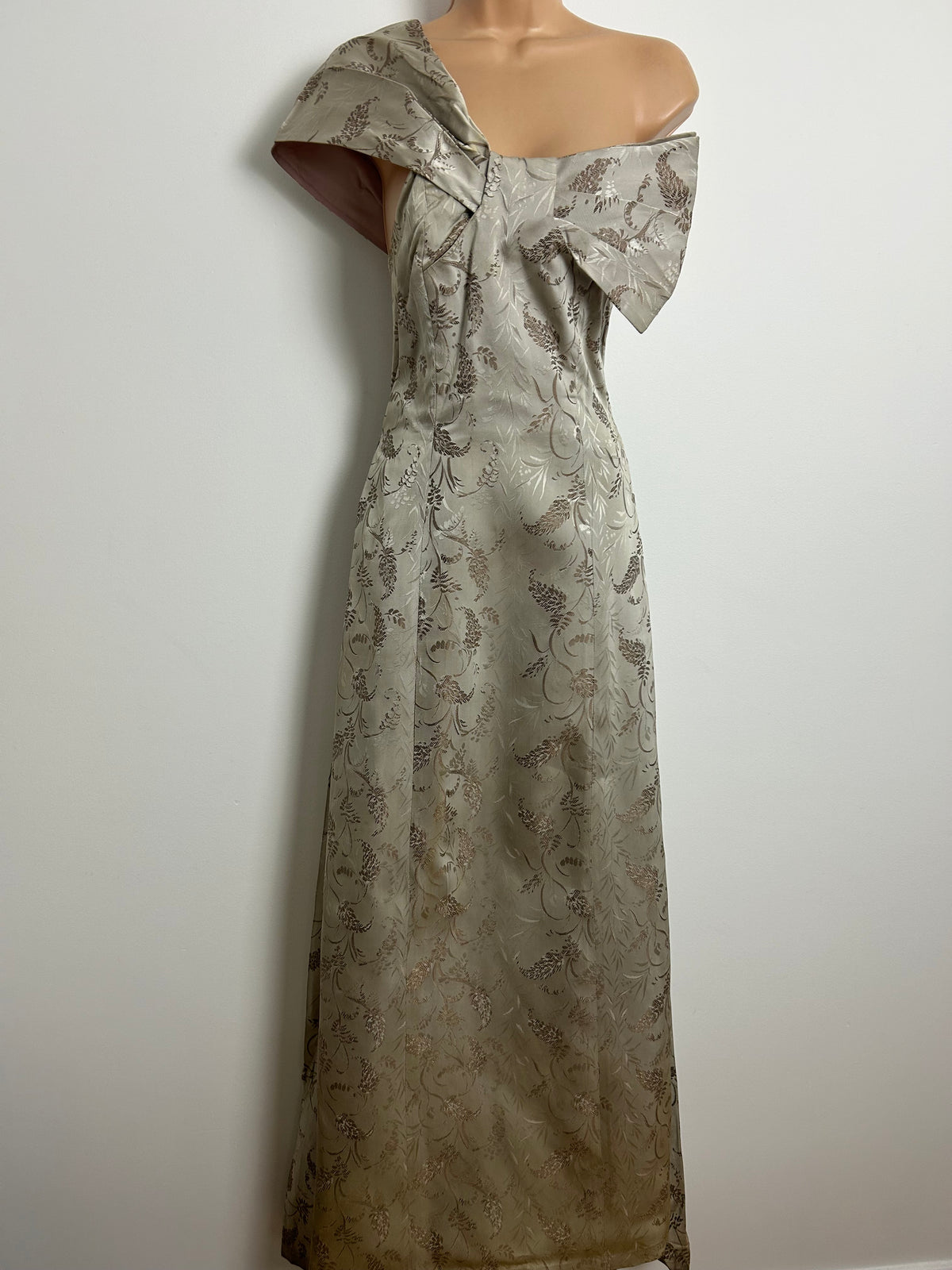 Vintage Early 1950s JOHN SELBY Size 8 Beautiful Silvery Grey & Brown Leaf Print One Shoulder Ballgown