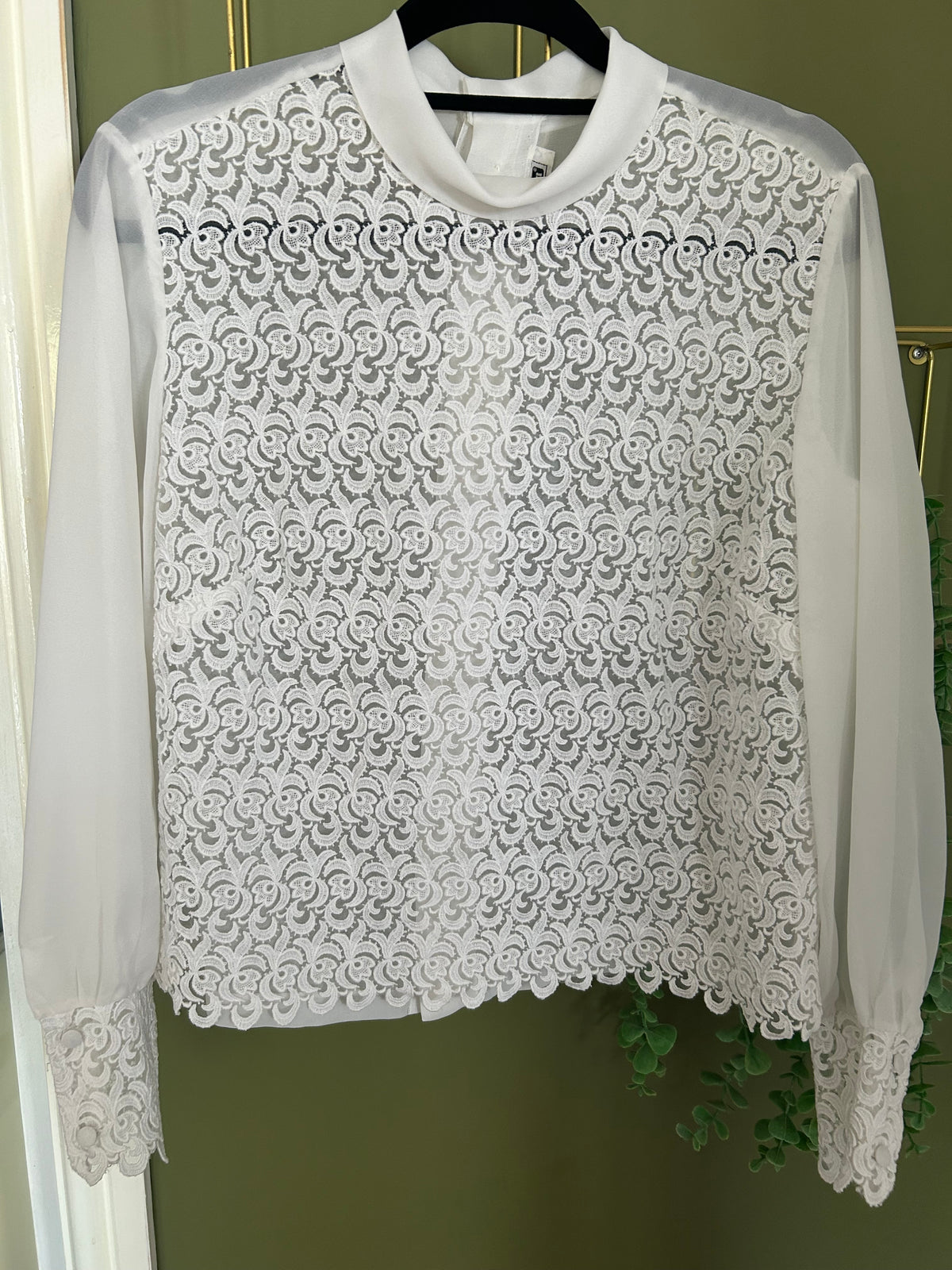 Vintage 1960s Size 14 White Lace Front Button Back Long Sleeve Blouse Top