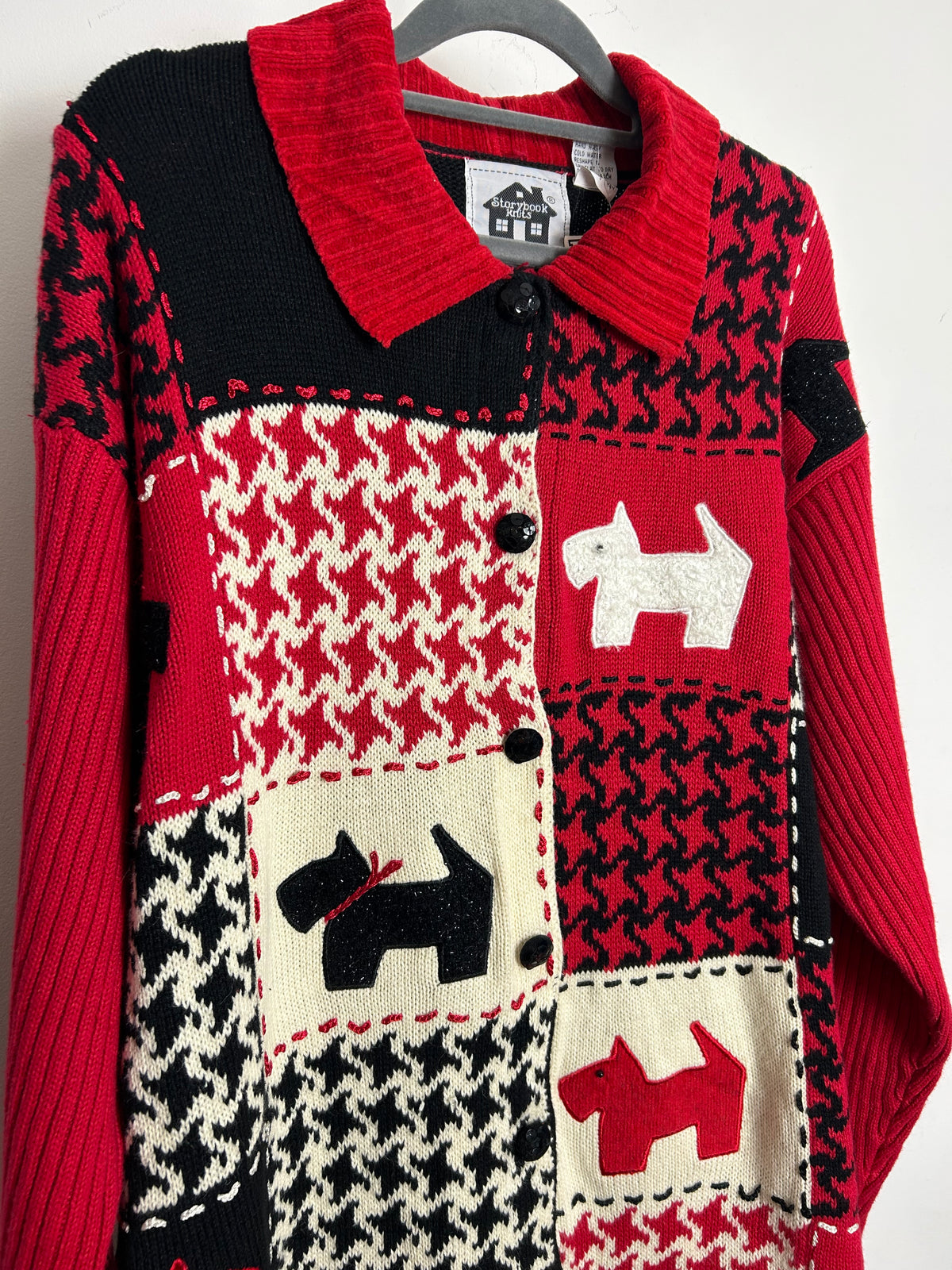 Vintage 1990s BNWT STORYBOOK KNITS Size 1X (UP To 18/20) Red & Black Houndstooth & Scottie Dogs Novelty Print Cardigan