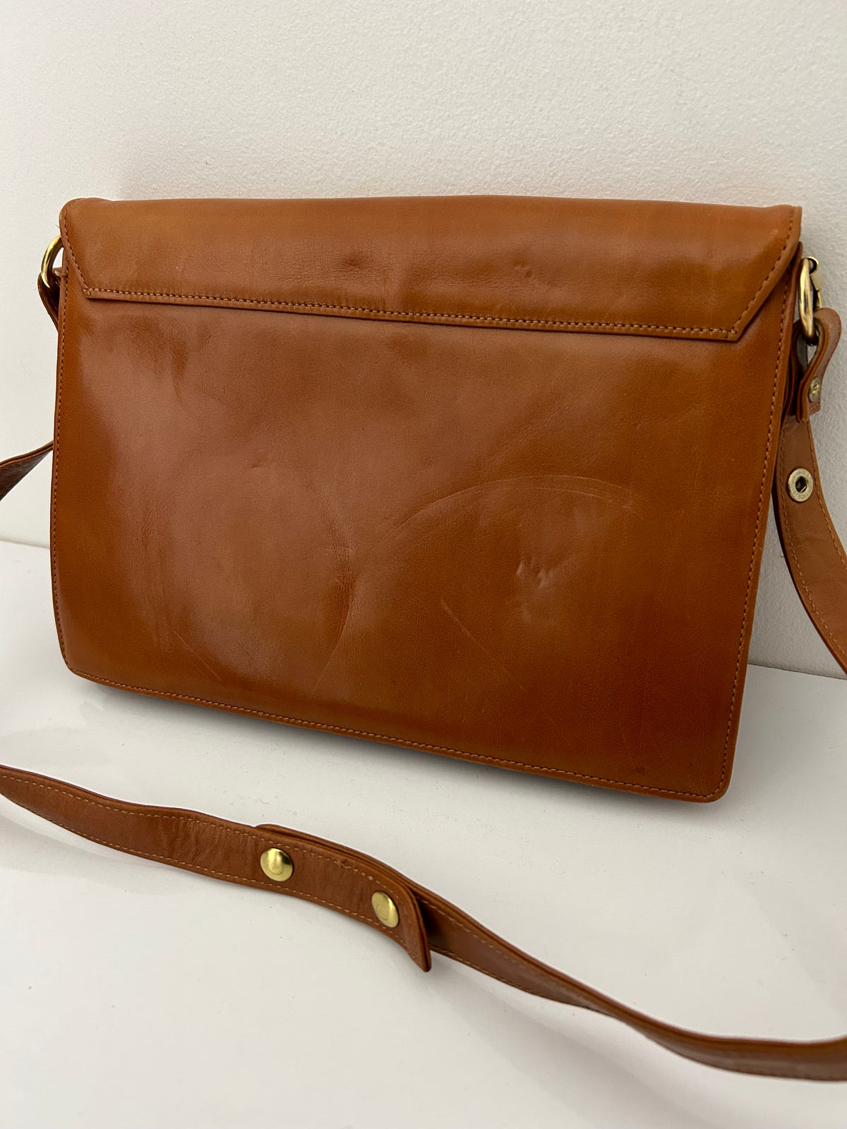 Vintage 1980s Tan Brown Gold Tone Leather Shoulder Bag With Adjustable Shoulder Strap