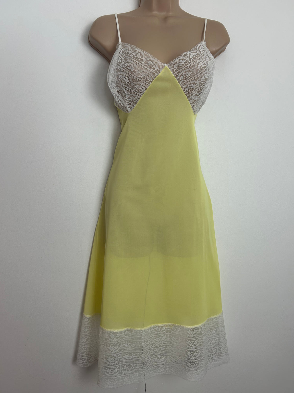 Vintage 1970s Size 12-14 Yellow & White Lace Detail Strappy Slip Stye Nightie