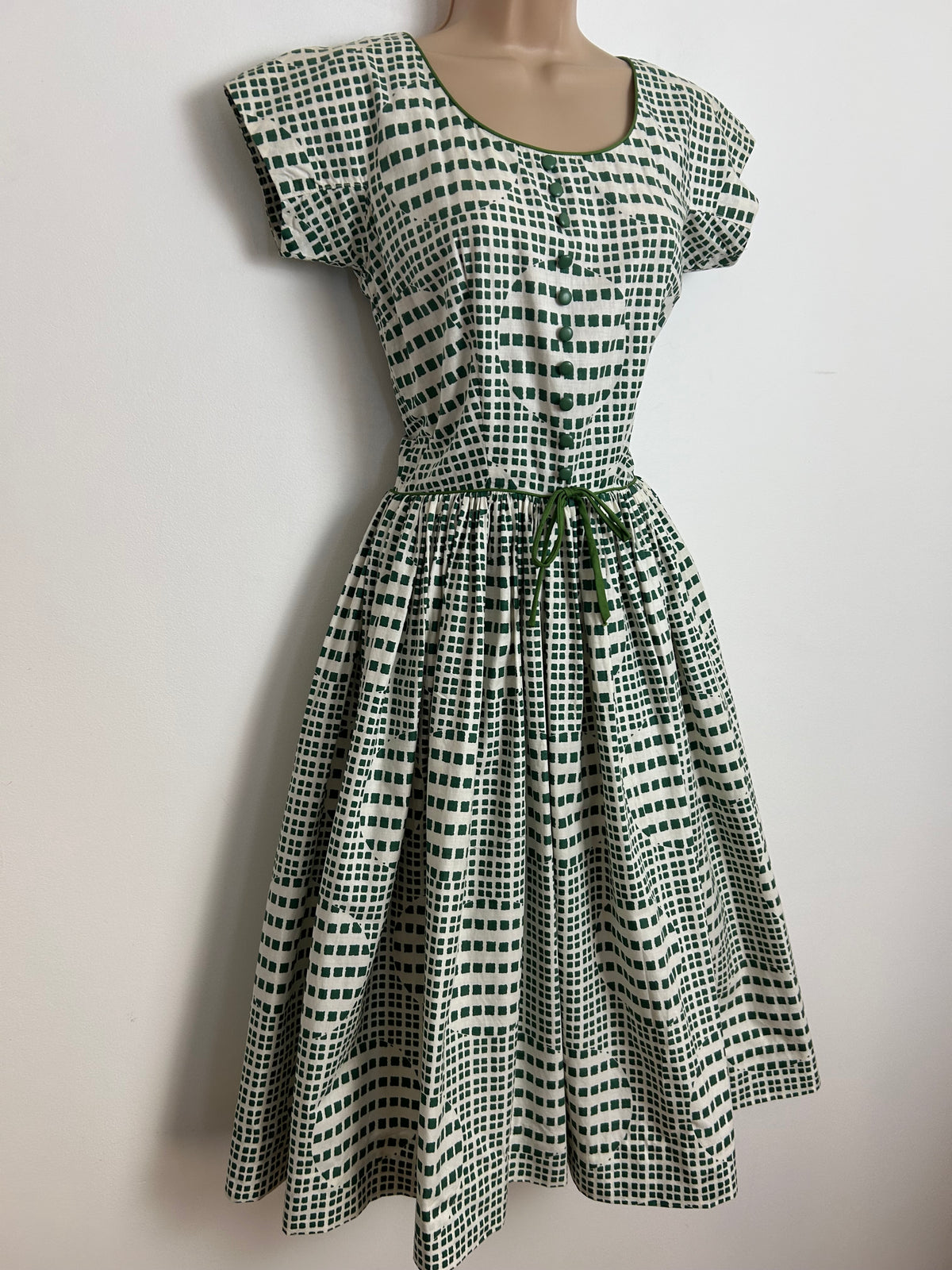 Vintage 1950s CALIFORNIA COTTONS Size 6 White & Green Check Print Bow Detail Gather Pleated Dress