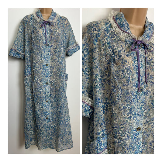 Vintage 1940s RARE CAMPUS GIRL Up To Size 16 Blue & White Floral Nylon Lace Trim House Coat Dressing Gown
