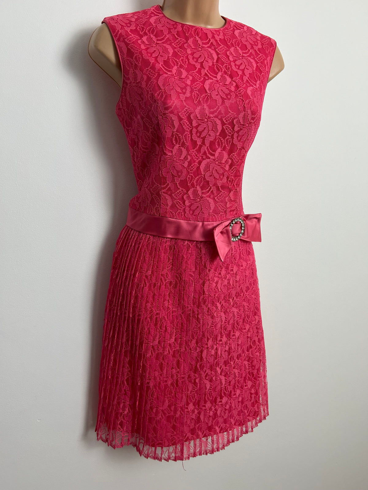 Vintage 1960s Size 8 Pink Lace Satin Bow Detail Pleated Shift Party Occasion Dress