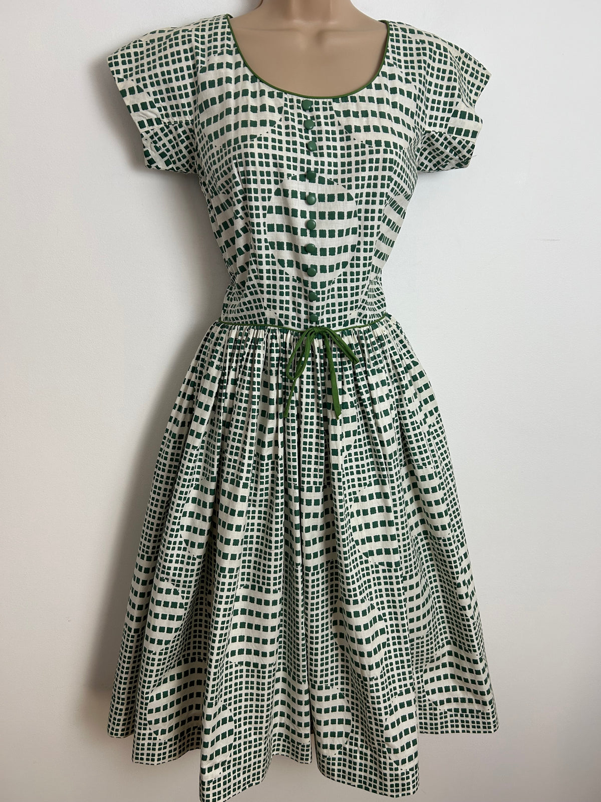 Vintage 1950s CALIFORNIA COTTONS Size 6 White & Green Check Print Bow Detail Gather Pleated Dress