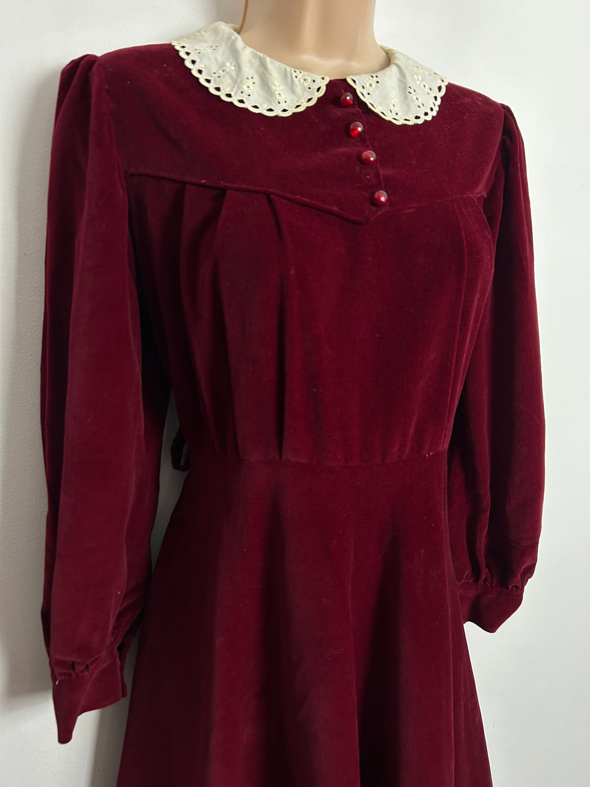 Vintage 1960s UK Size 10 Red Velvet Lace Collar Long Sleeve Christmas Dress