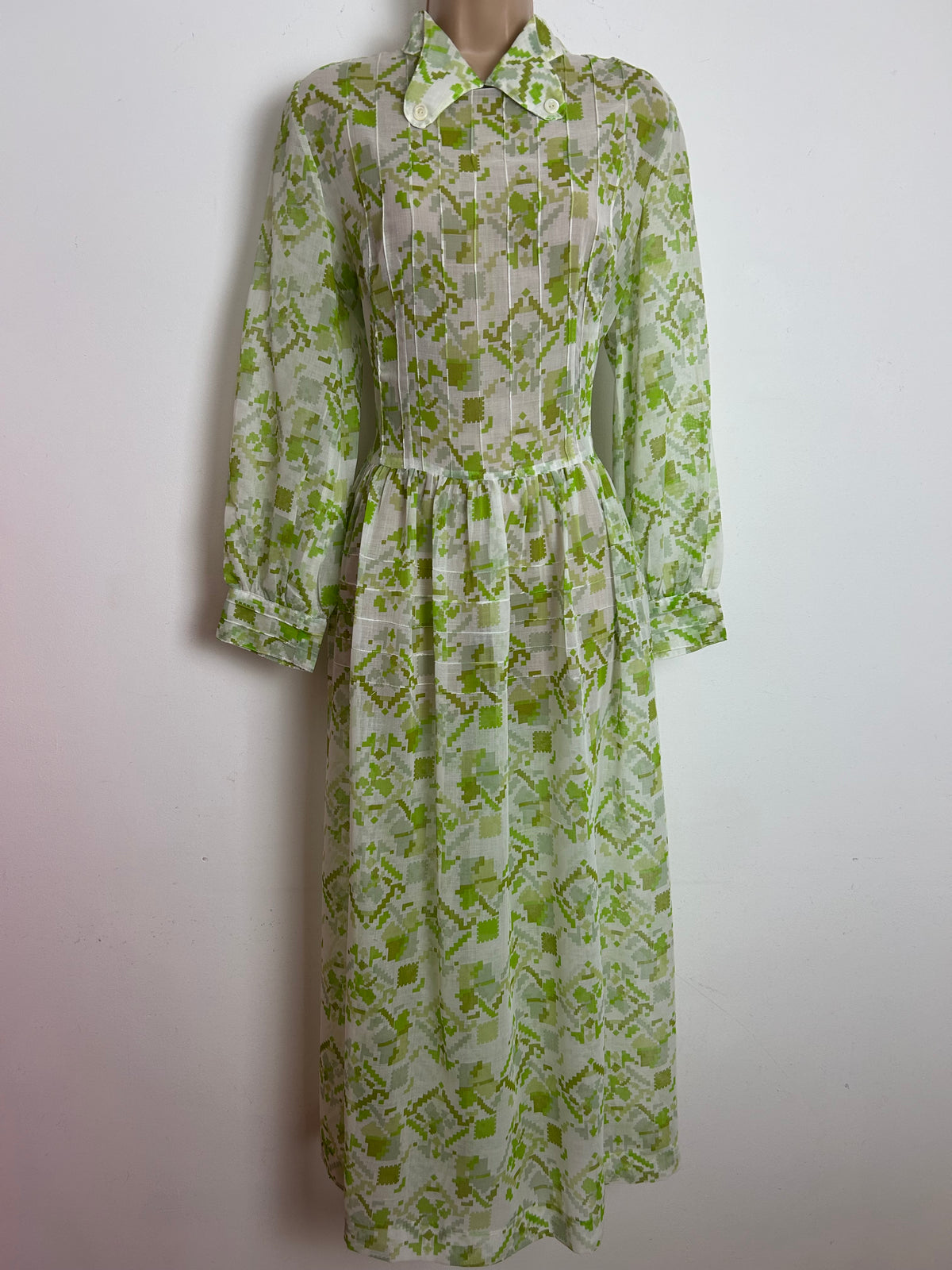 Vintage 1970s Size 10 Lightweight White & Green Abstract Print Cotton Mix Long Sleeve Maxi Dress