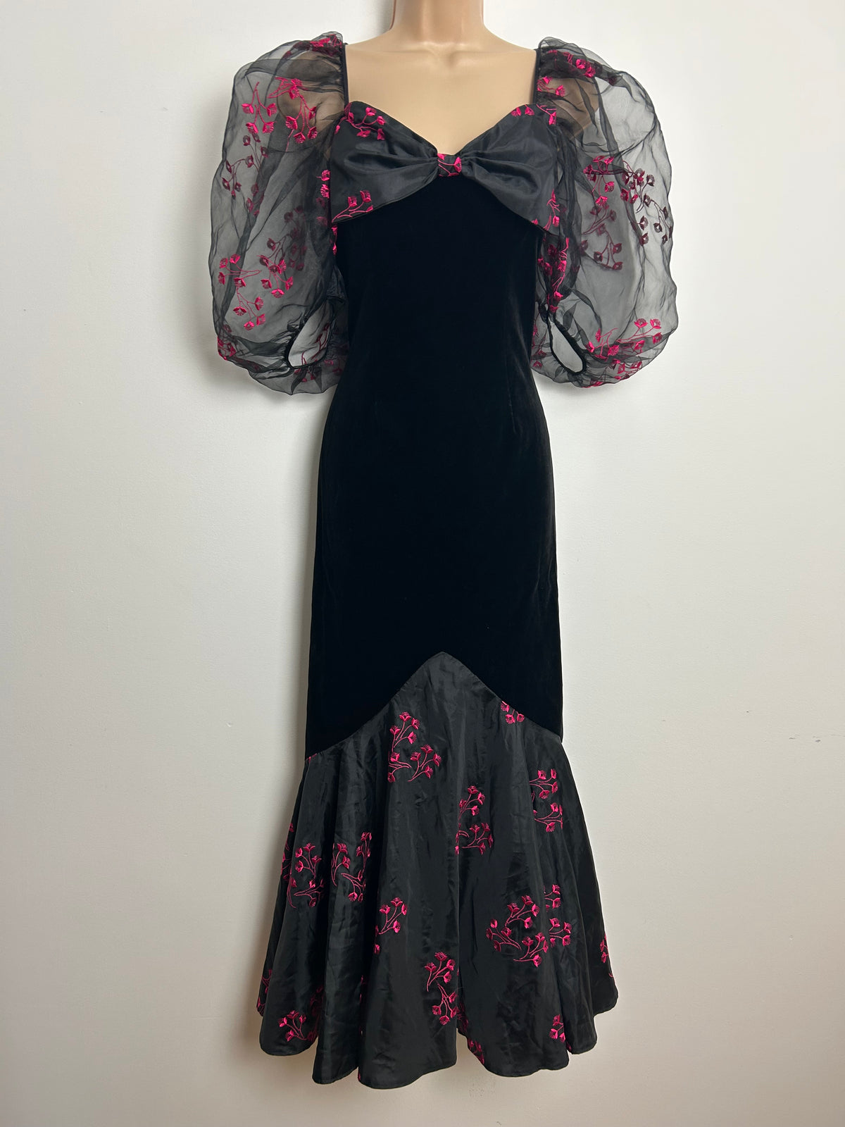 Vintage 1980s Size 8 Black & Pink Velvet & Chiffon Puffed Sleeve Fitted Fishtail Party Occasion Dress